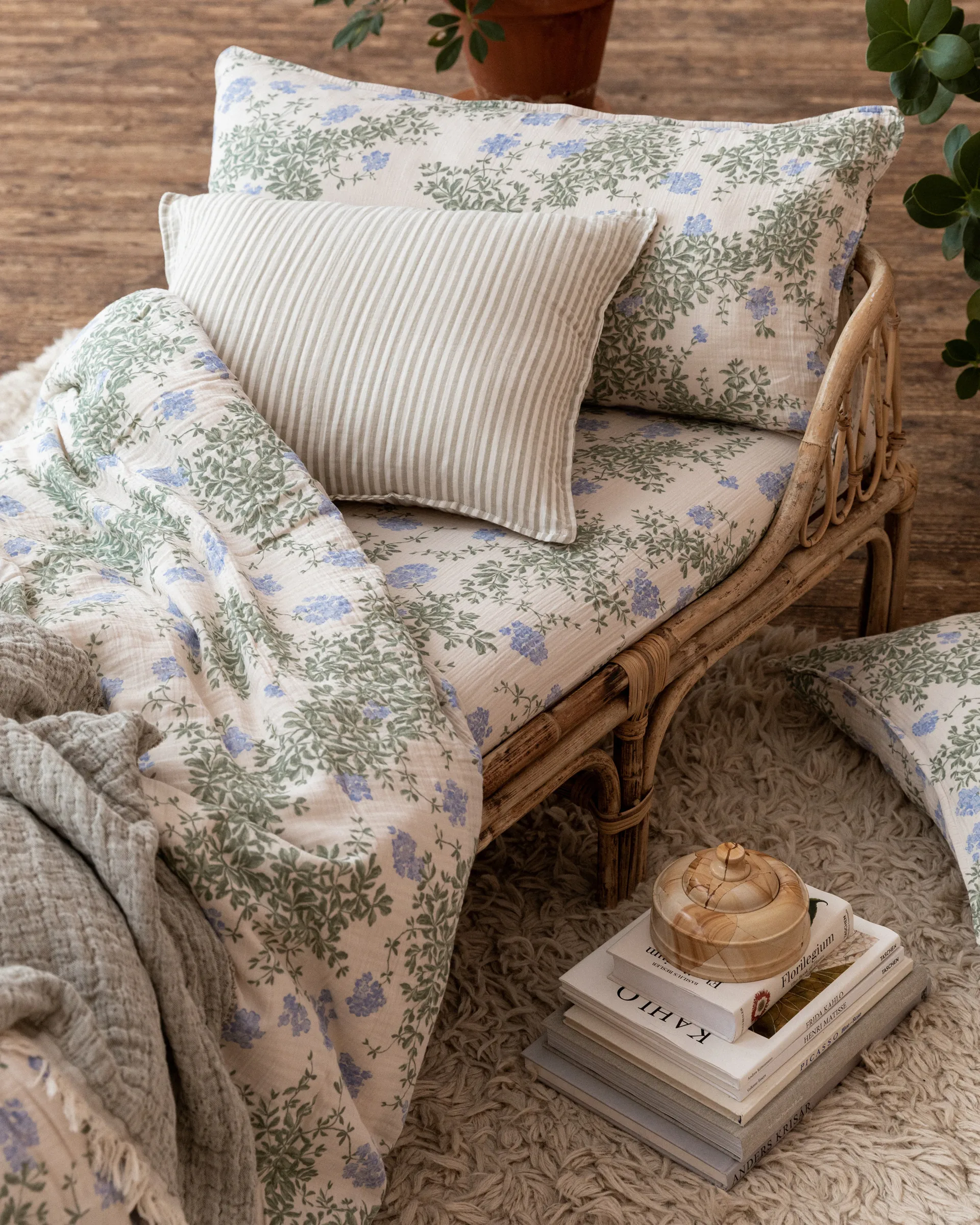 Poszewka na poduszkę Plumbago Muslin, 50x90 cm Garbo&Friends