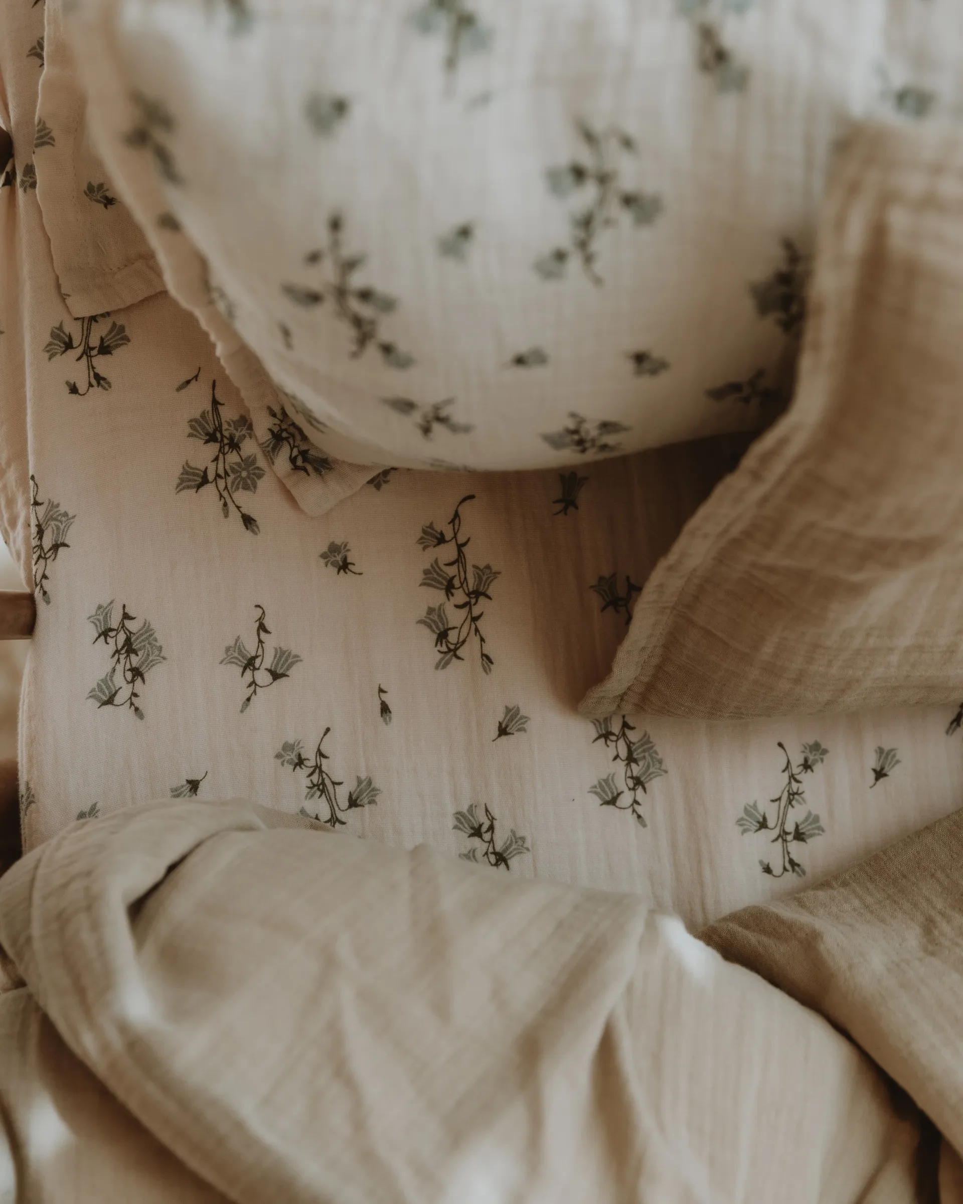 Prześcieradło z gumką Bluebell Muslin, 70x140x20 cm Garbo&Friends