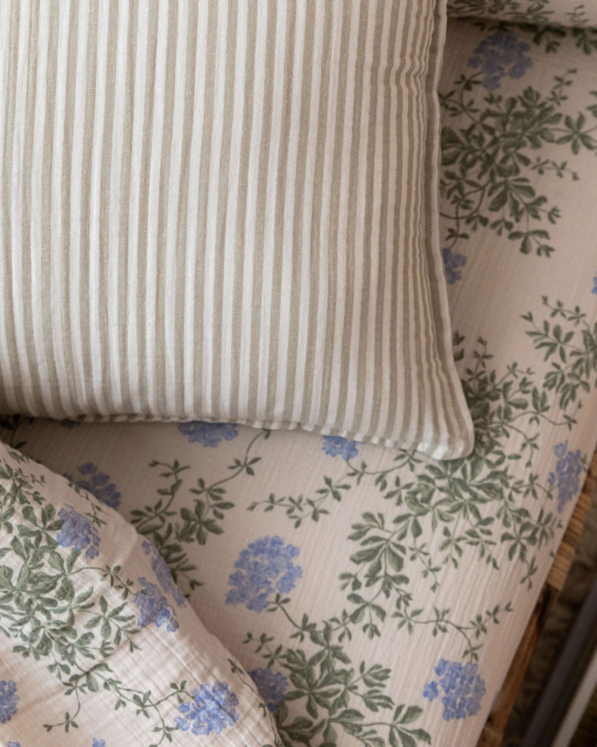 Prześcieradło z gumką Plumbago Muslin, 180x200x30 cm Garbo&Friends