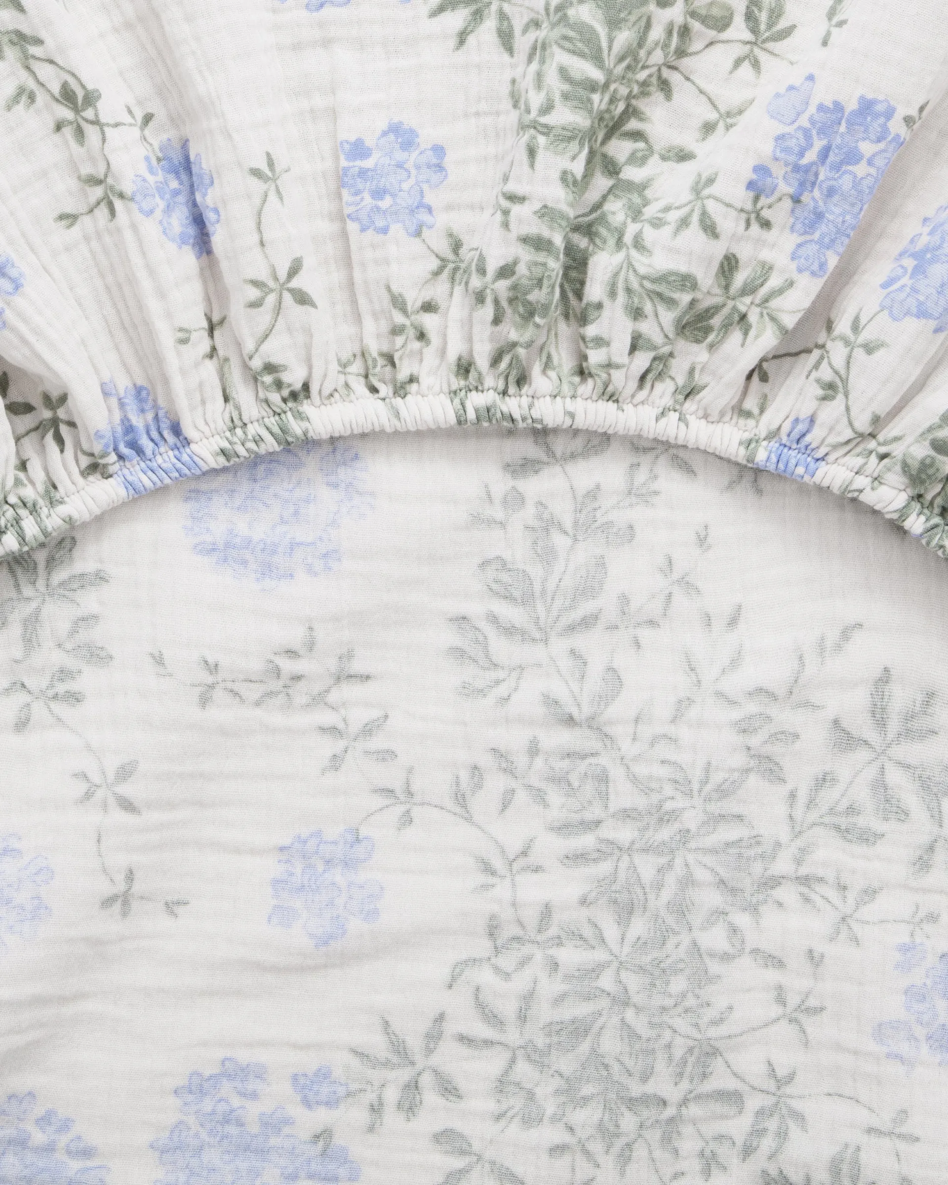 Prześcieradło z gumką Plumbago Muslin, 60x120x20 cm Garbo&Friends