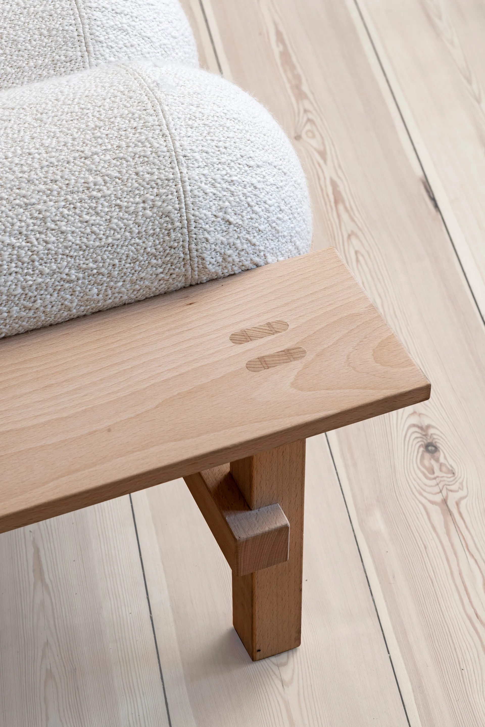 Leżanka Dag, Buk-Barnum bouclé 01 Off white Gärsnäs