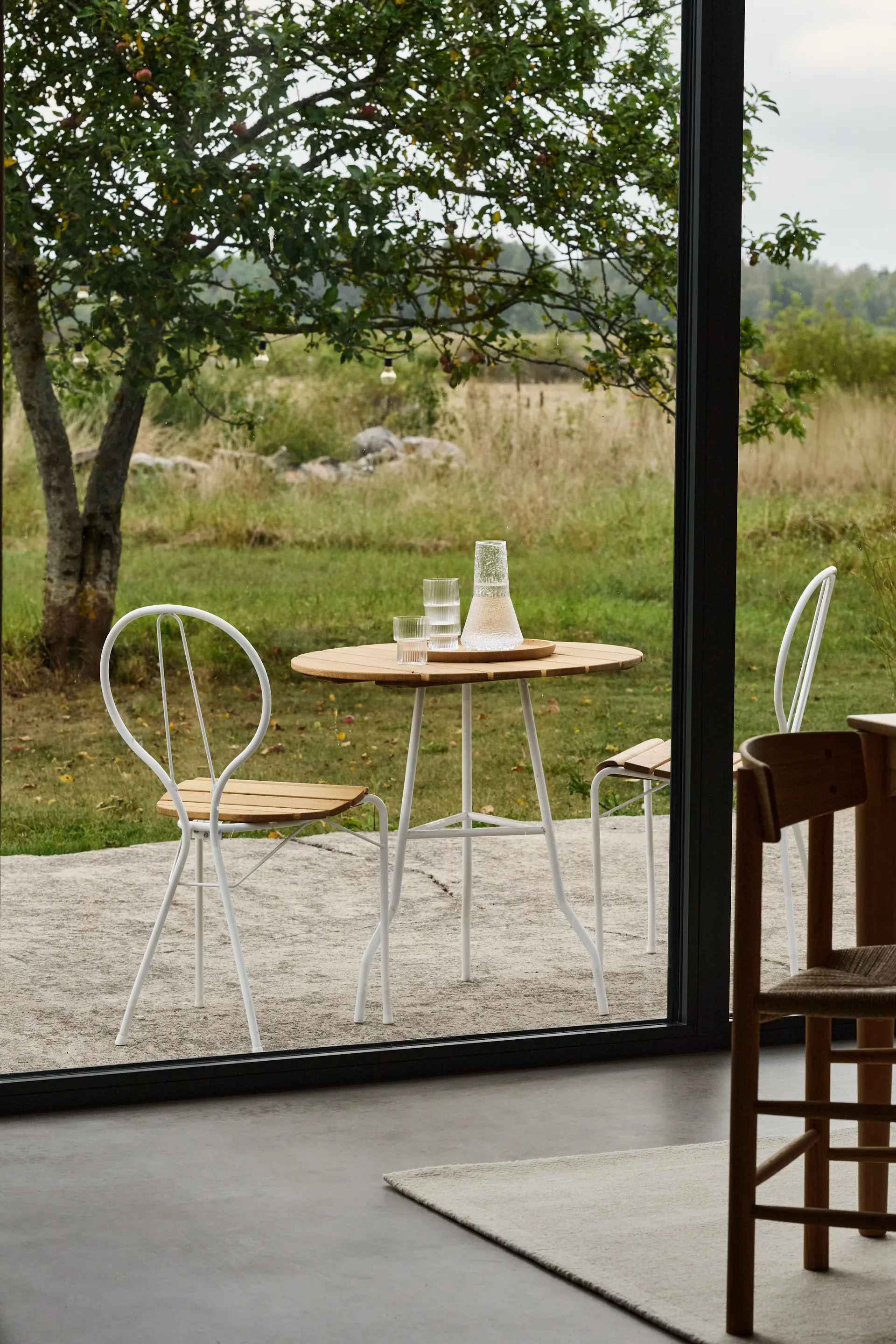 Stół Pia Ø70 cm, Stalowa rama lakierowana na biało - dąb olejowany Gärsnäs