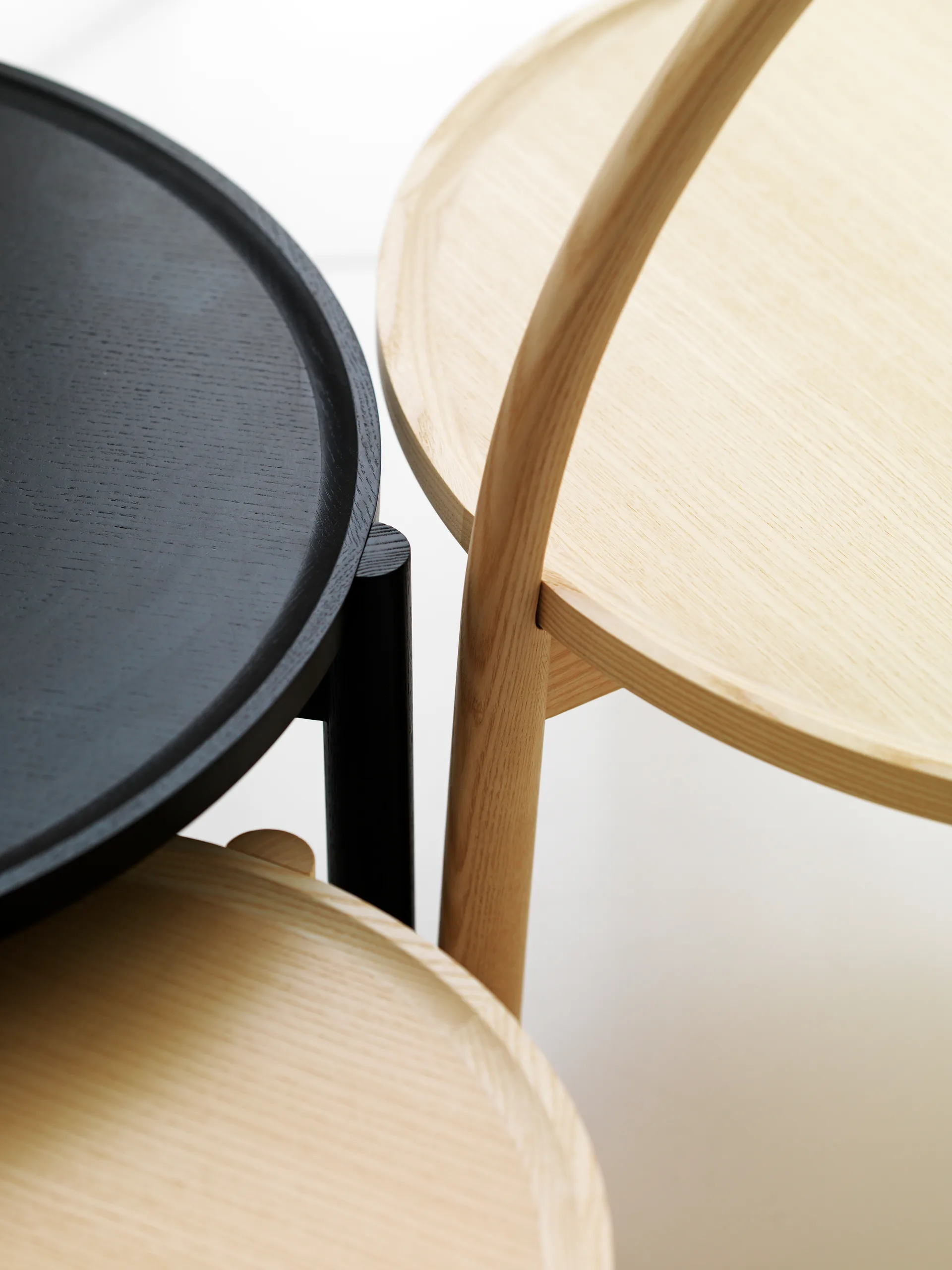 Stolik kawowy Elna, Jesion-biel-Ø60 cm z uchwytem Gärsnäs