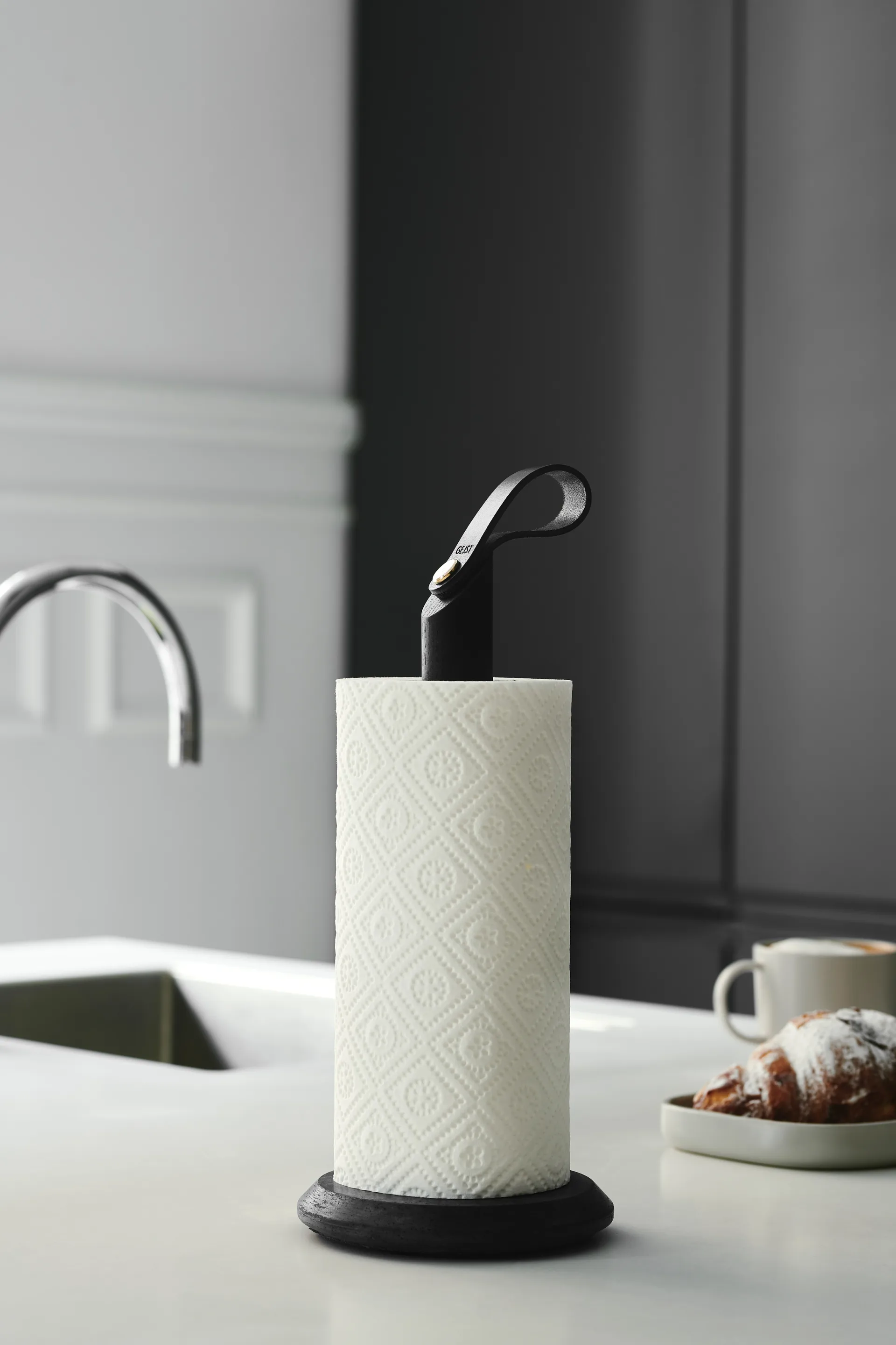 Stojak na ręcznik papierowy Grab, Dąb bejcowany na czarno Gejst