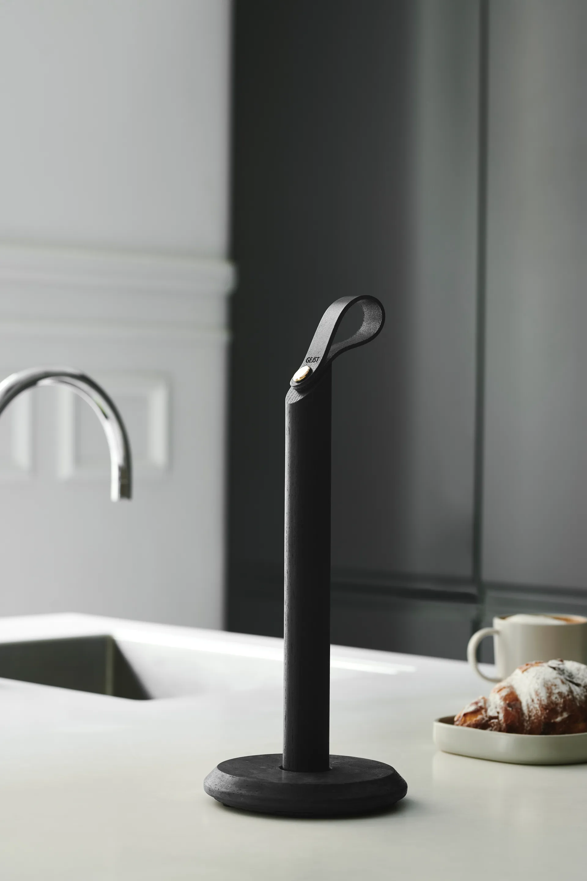 Stojak na ręcznik papierowy Grab, Dąb bejcowany na czarno Gejst