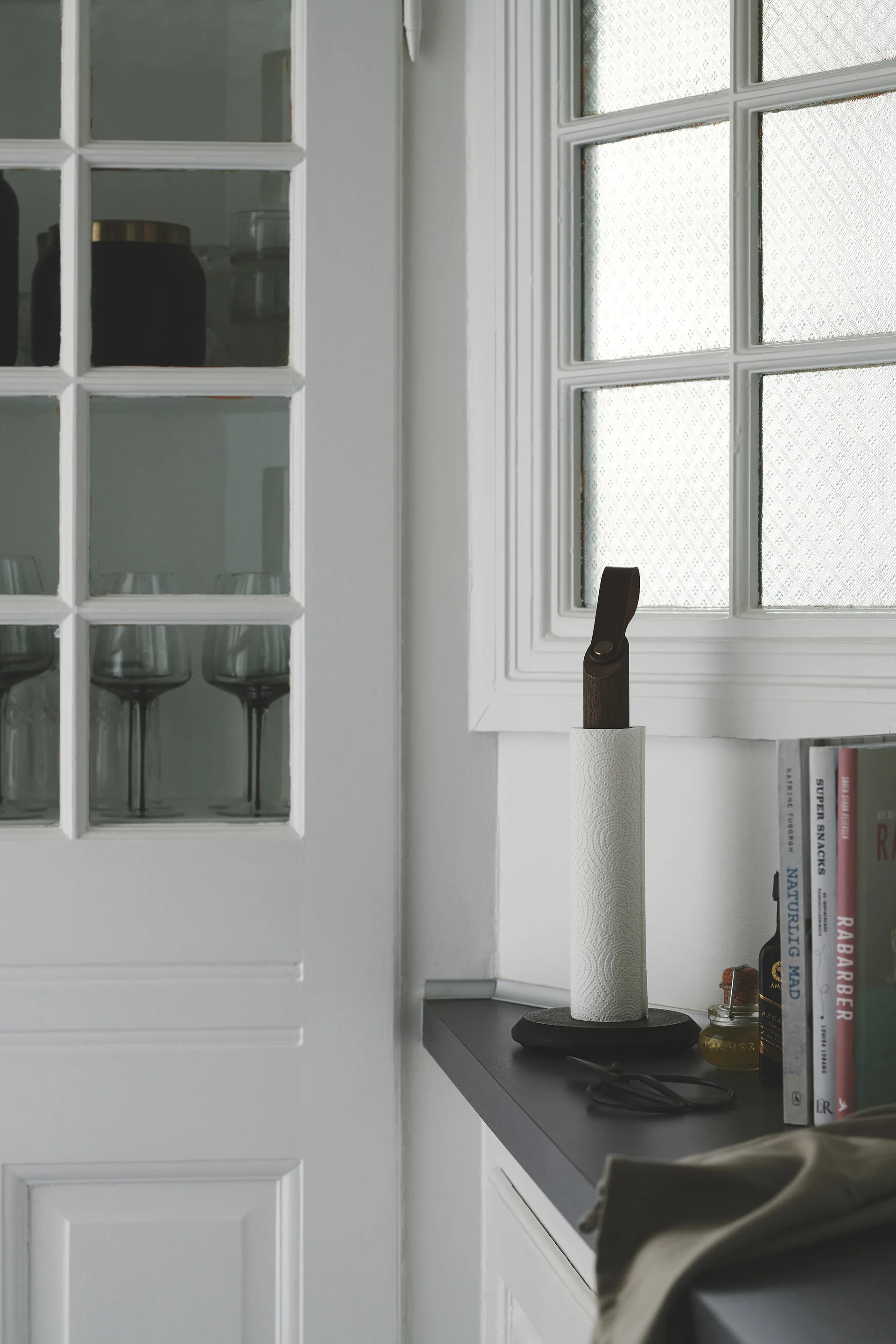 Stojak na ręcznik papierowy Grab, Dąb palony Gejst