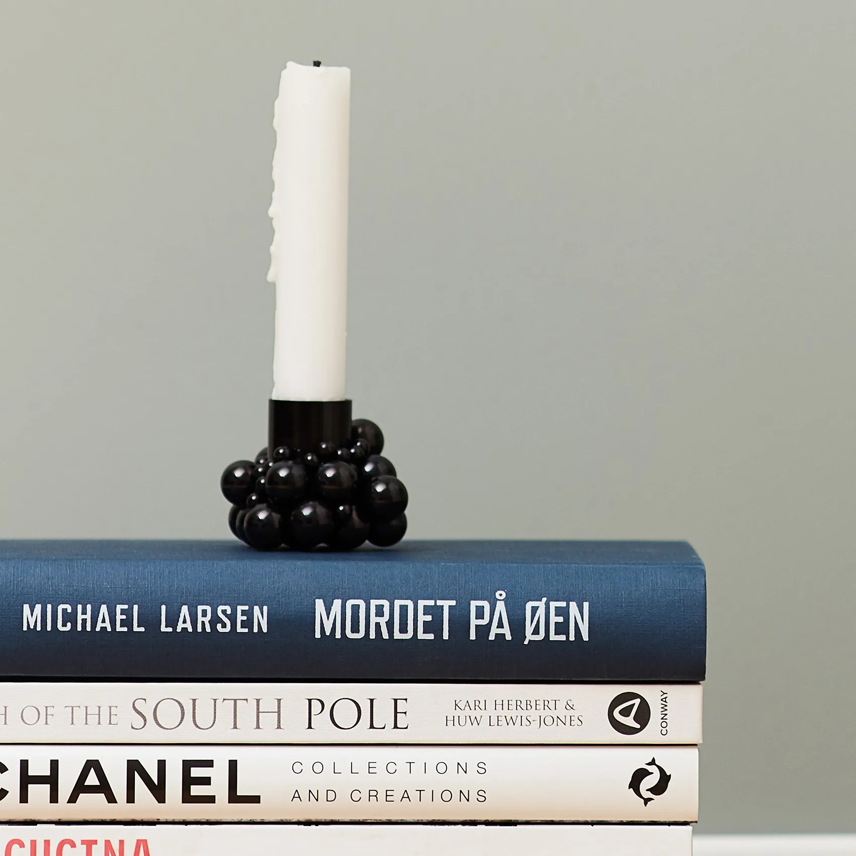 Świecznik z molekułami 1, Czarny Gejst