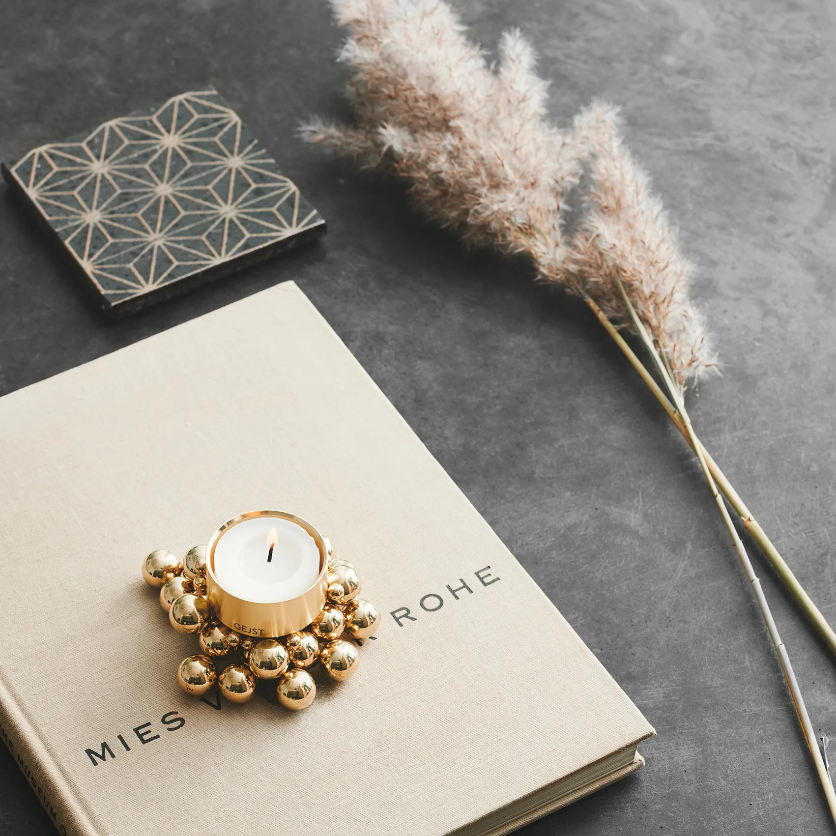 Świecznik z molekułami, Mosiądz Gejst