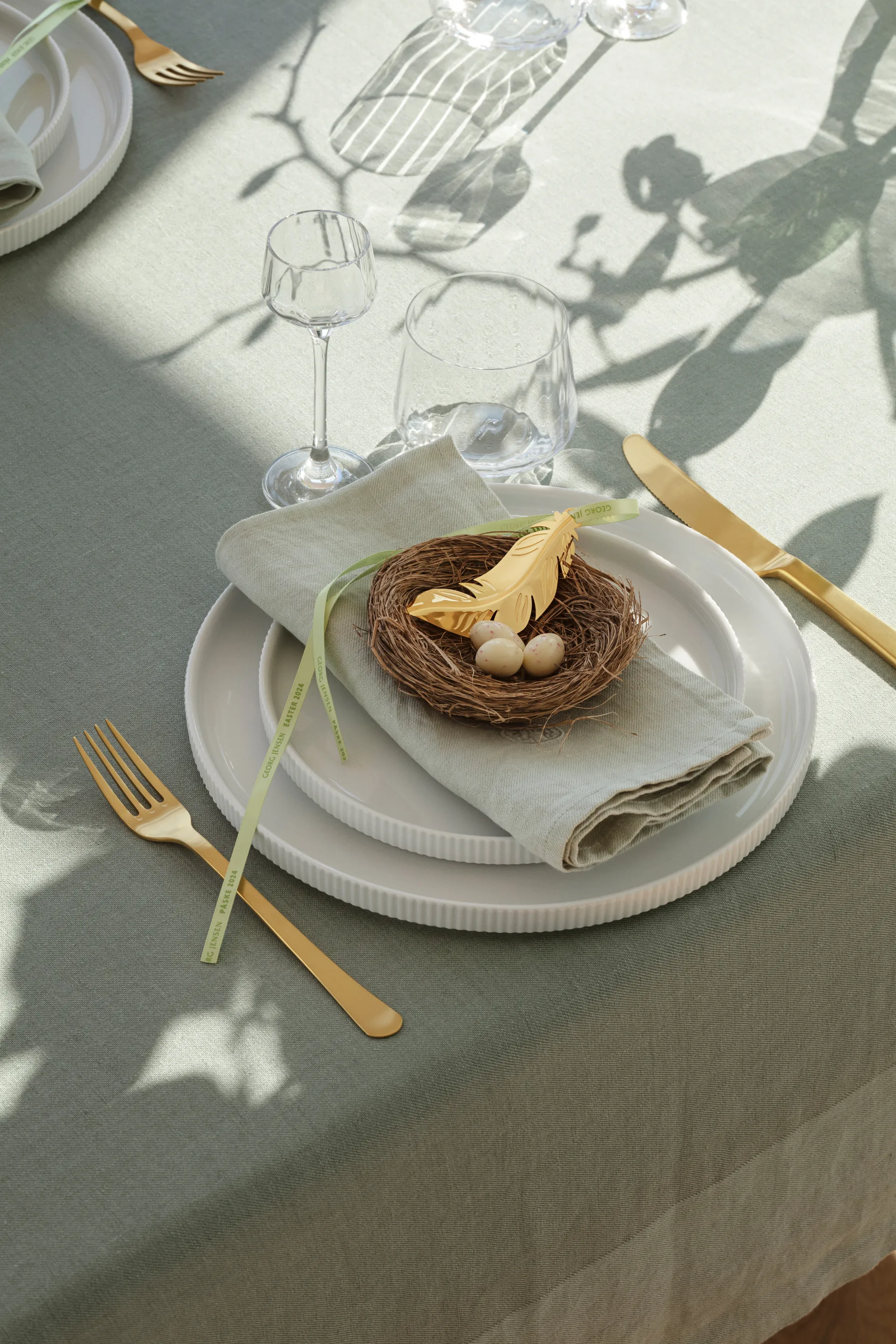 Georg Jensen zawieszka Wielkanocne piórko 2024, Pozłacane 18-karatowym złotem Georg Jensen