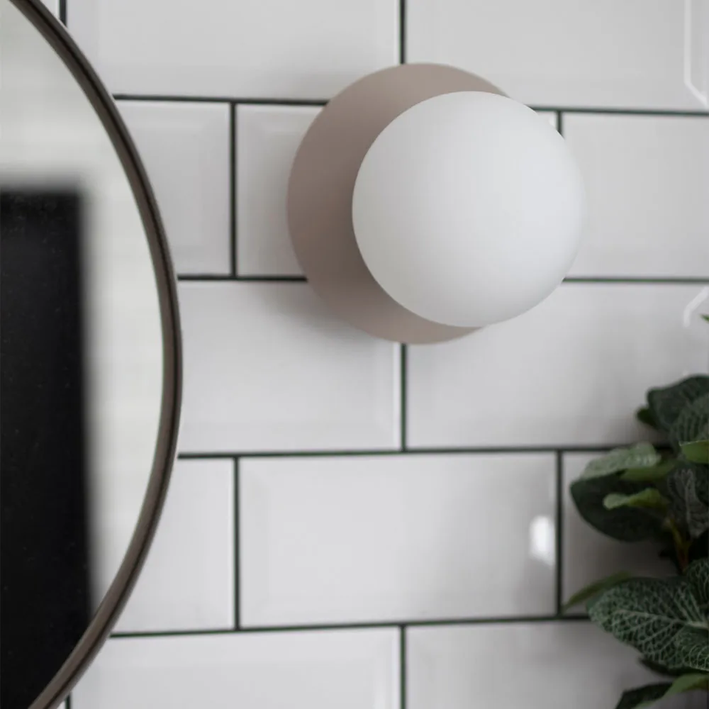 Lampa ścienna Art Deco 24 IP44, dymiony lub szczotkowany mosiądz Globen Lighting