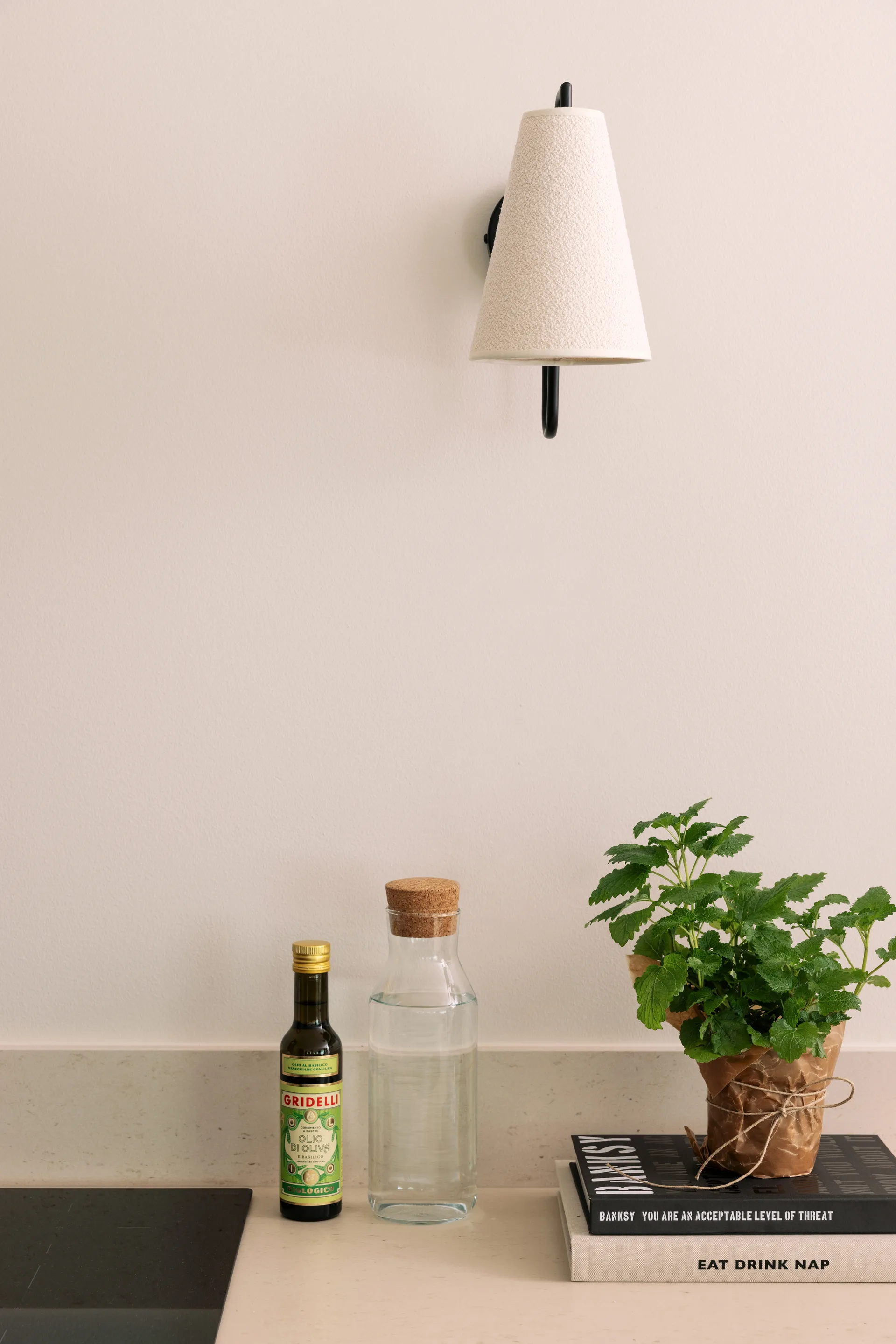 Lampa ścienna Lou, Bouclé biało-czarny Globen Lighting