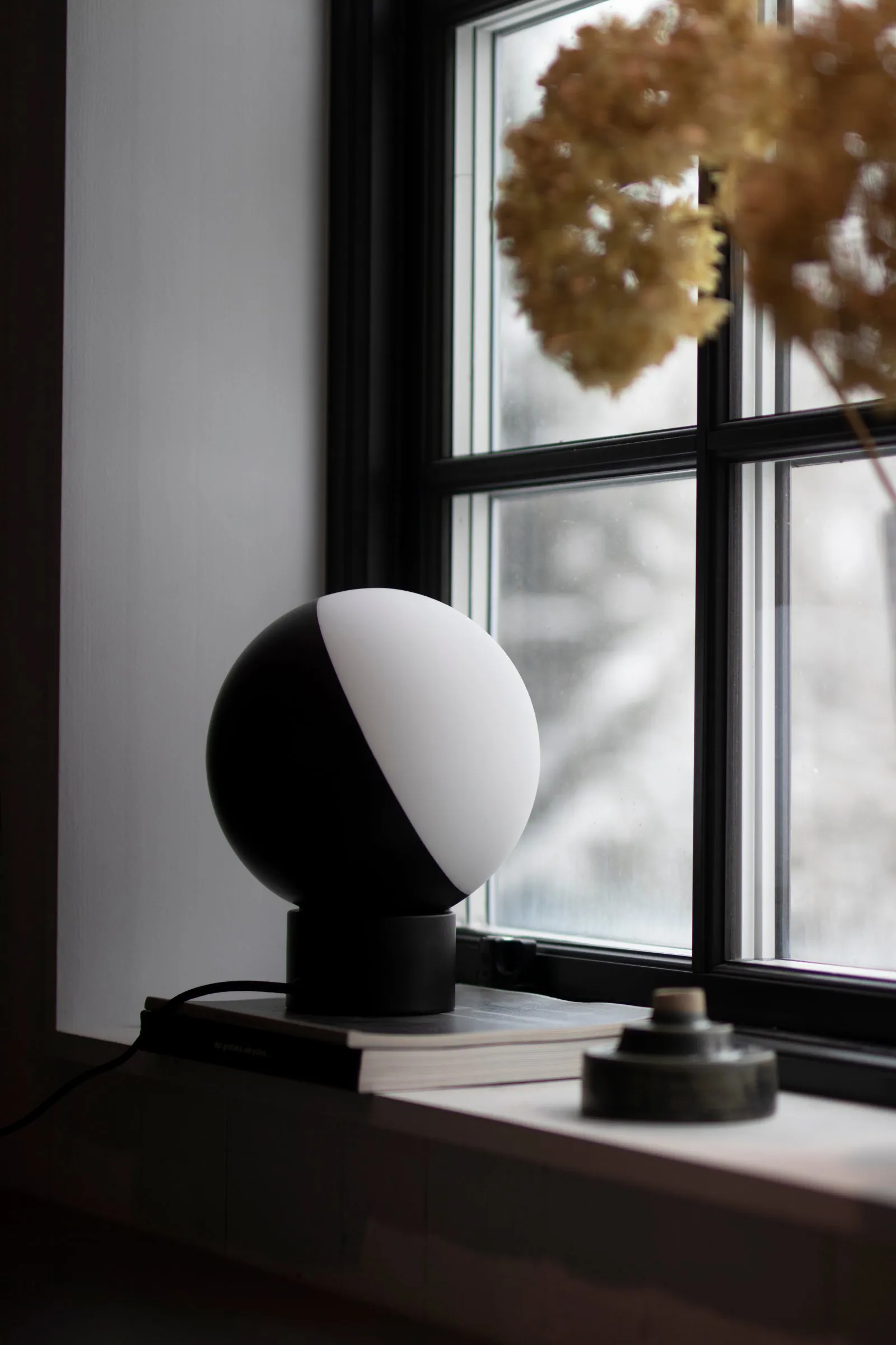 Lampa stołowa Contur Ø20 cm, Czarnobiały Globen Lighting