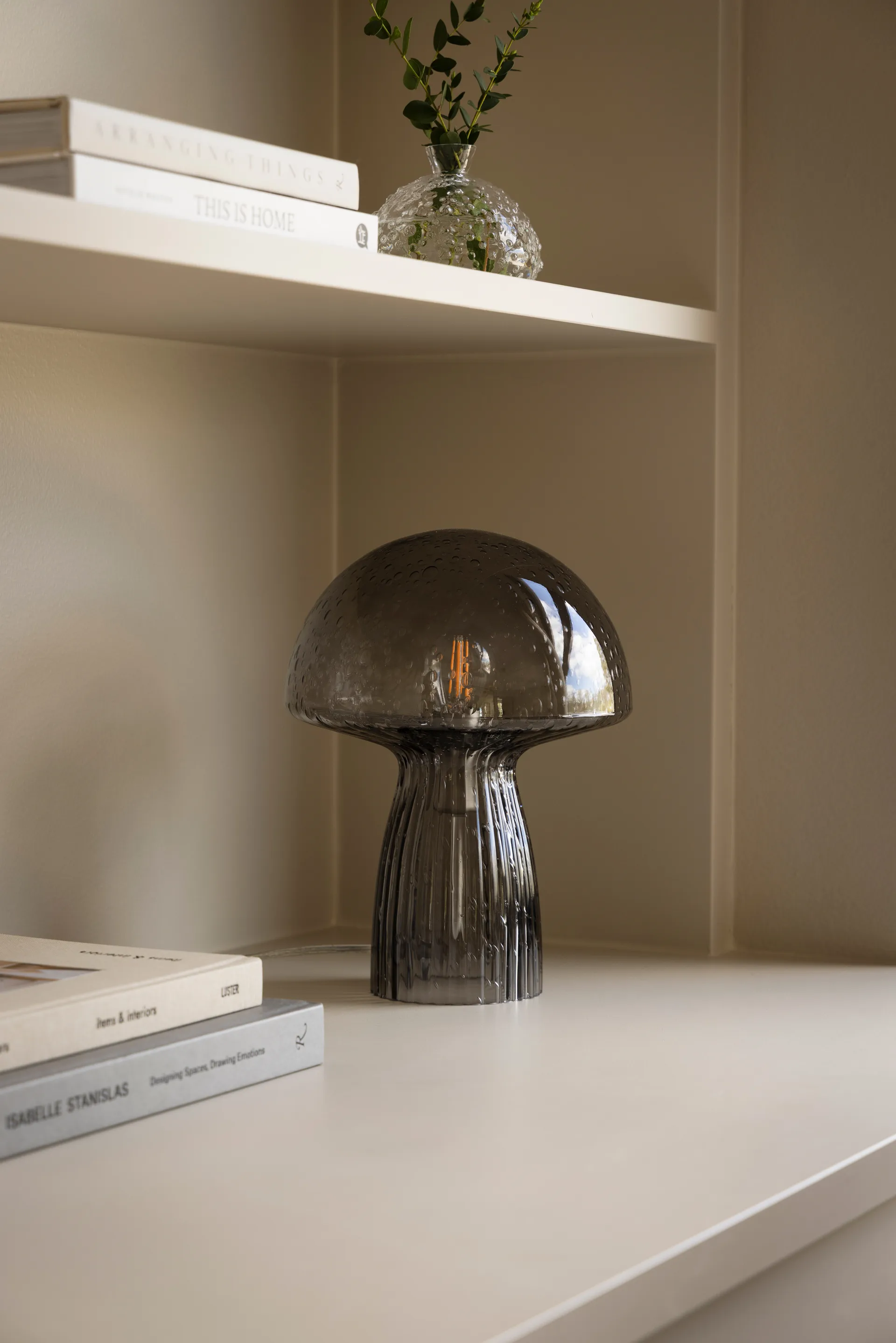 Lampa stołowa Fungo, edycja specjalna, przydymiona, Ø22 cm, W:30 cm Globen Lighting