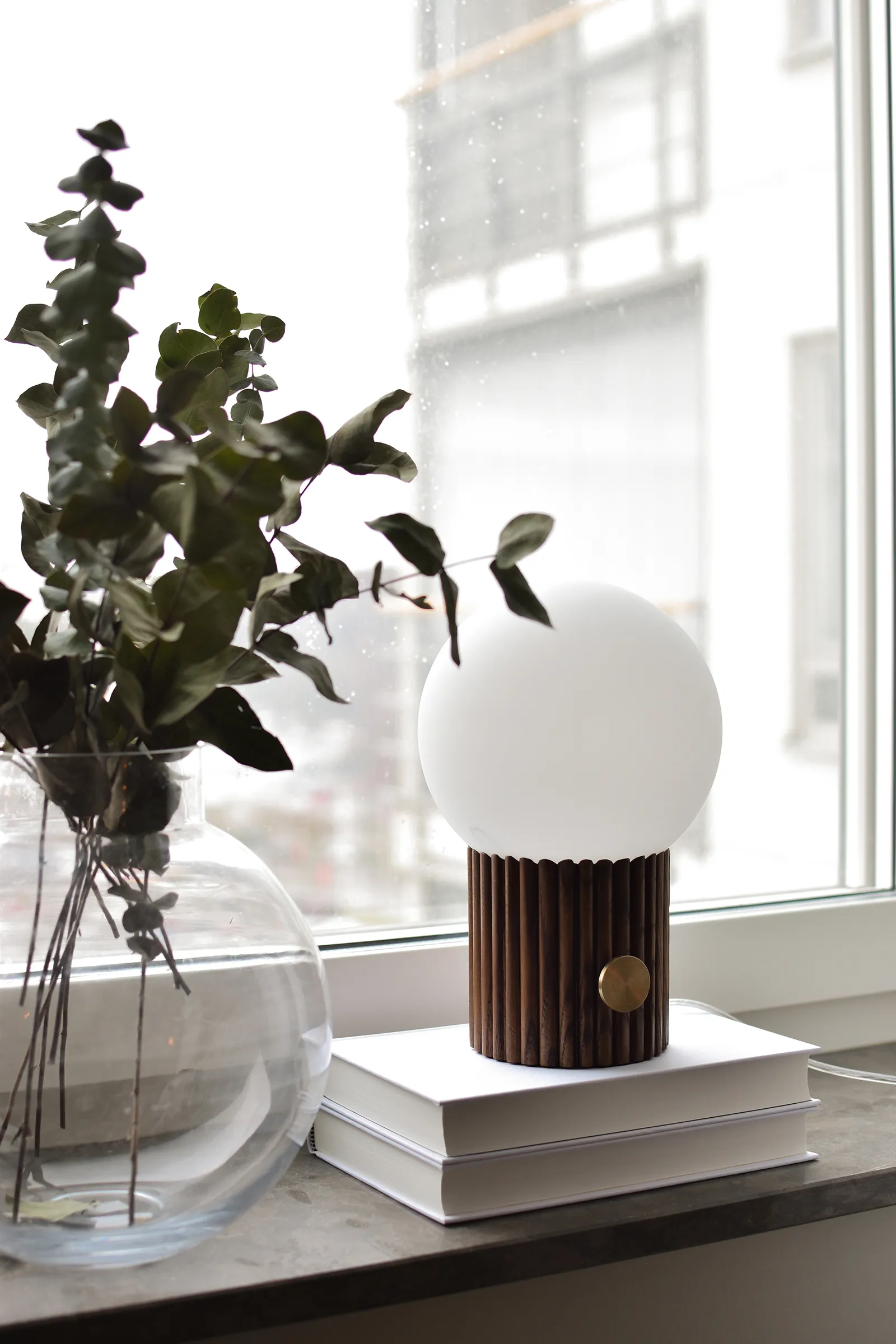 Lampa stołowa Hubble Ø15 cm, Orzech włoski Globen Lighting