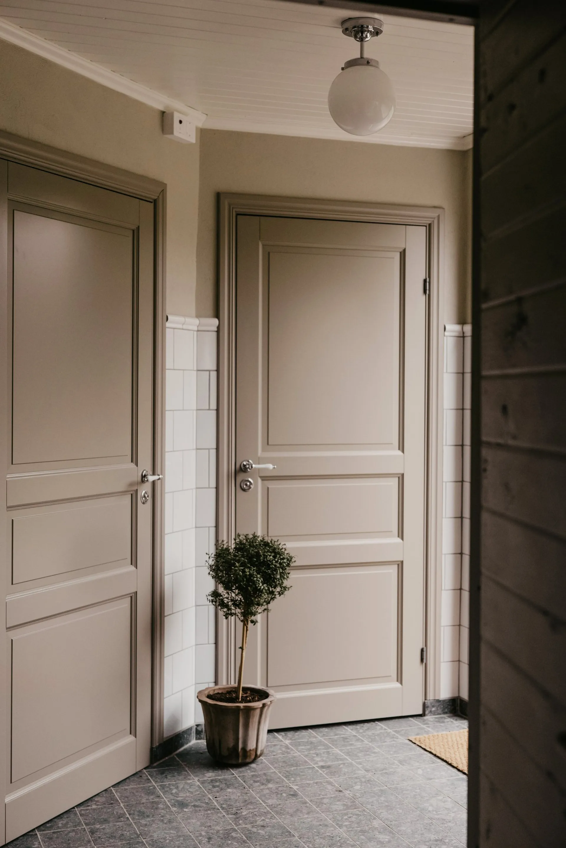 Lampa wisząca Alley IP44, Chrom Globen Lighting