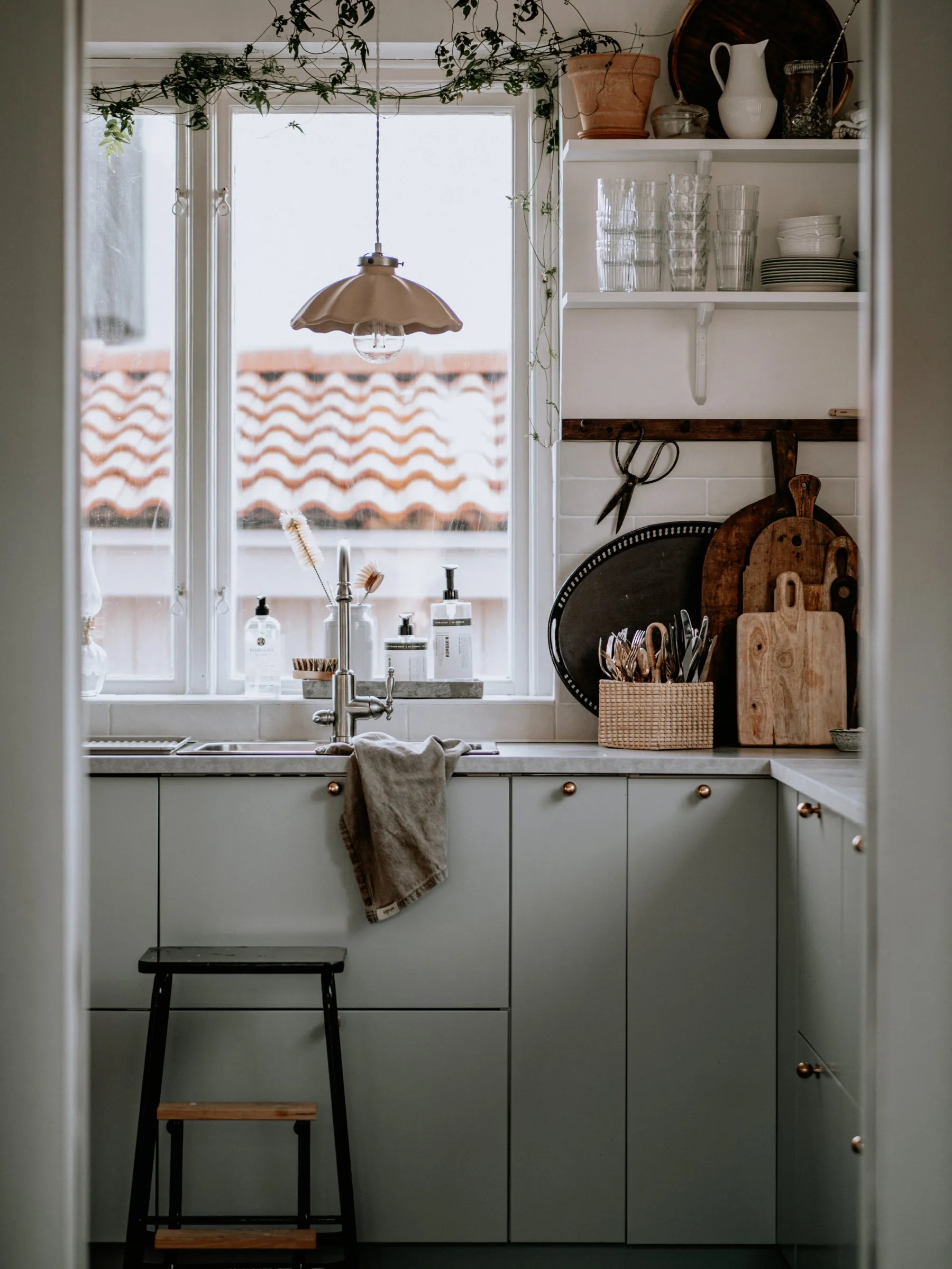 Lampa wisząca Alva Ø30 cm, Mud Globen Lighting