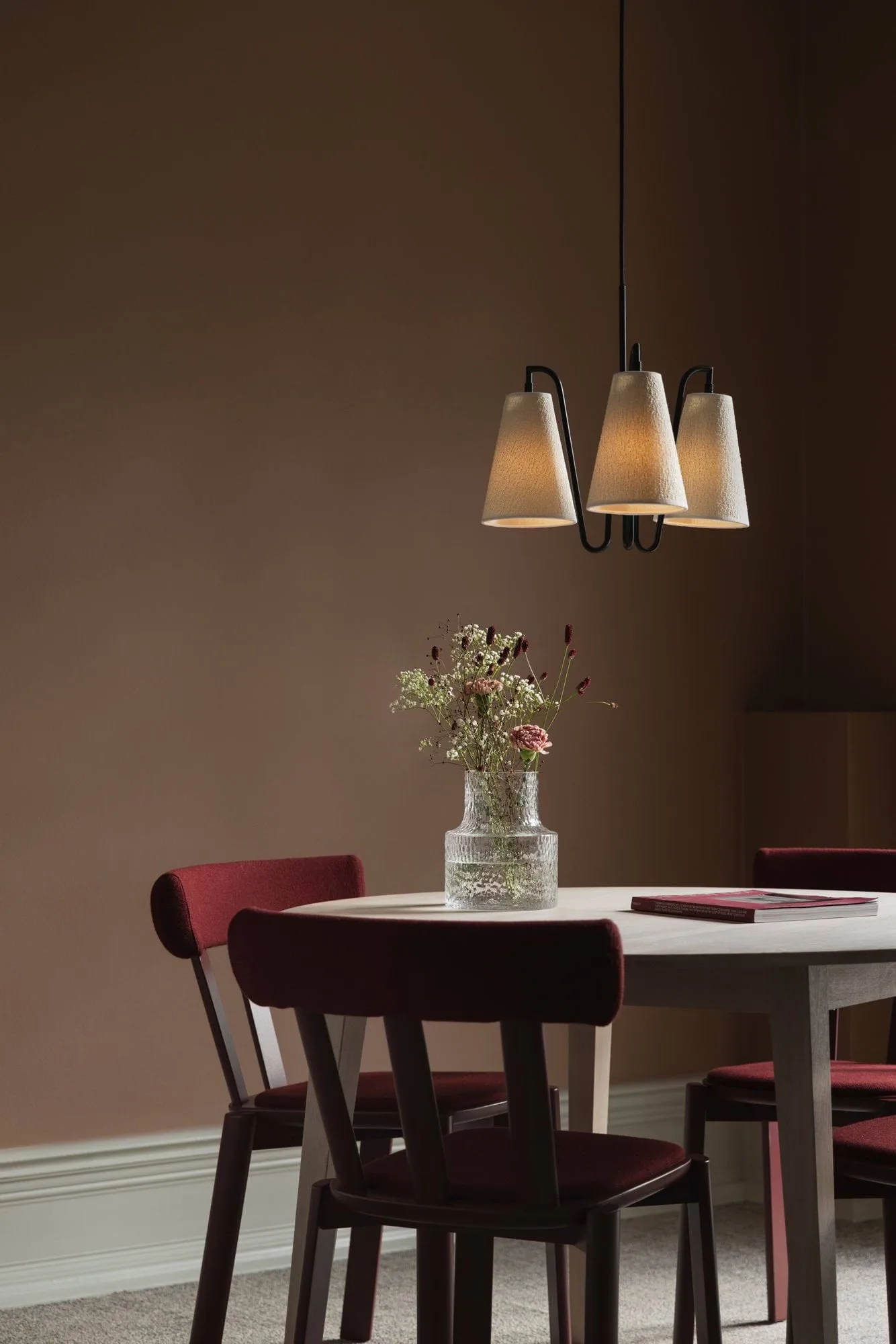 Lampa wisząca Lou, 3, Biała tkanina bouclé-czarny, 46x46 cm Globen Lighting