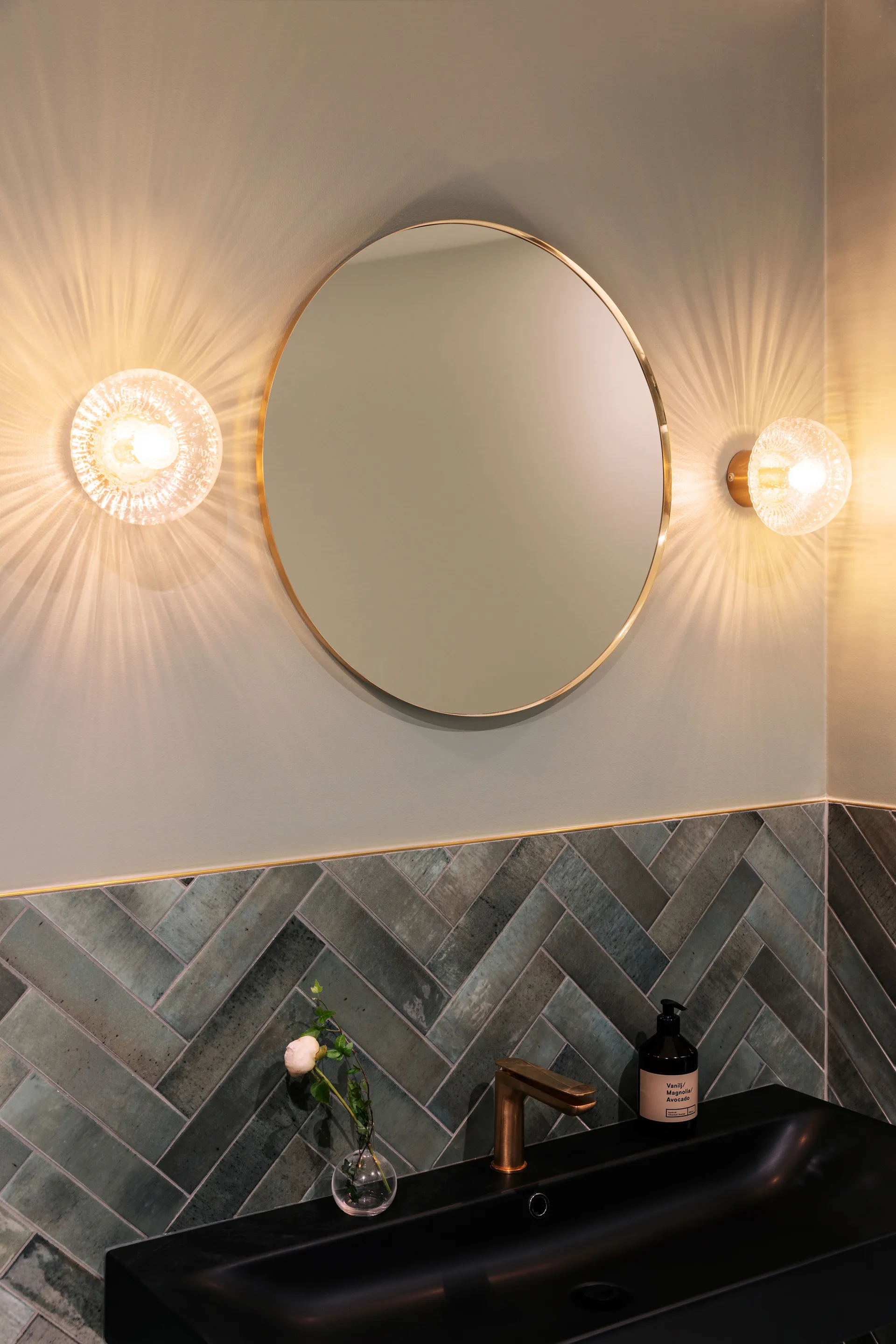 Plafon Fungo Ø16 cm, Jasny-szczotkowany mosiądz Globen Lighting