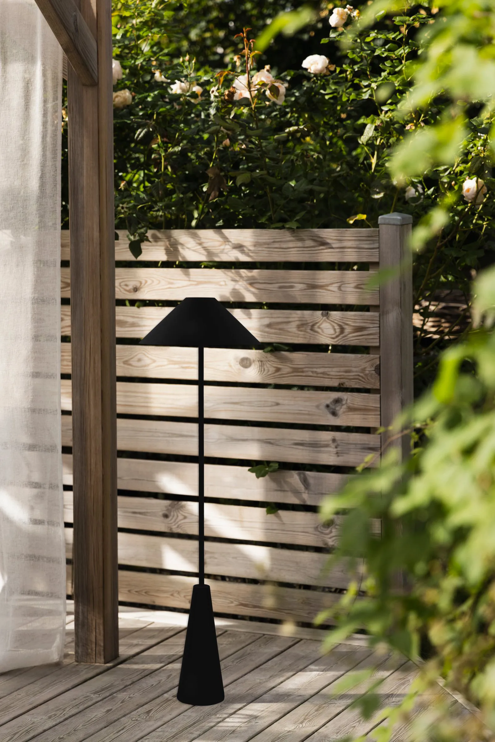 Podłogowa lampa przenośna Cannes, Czarna Globen Lighting