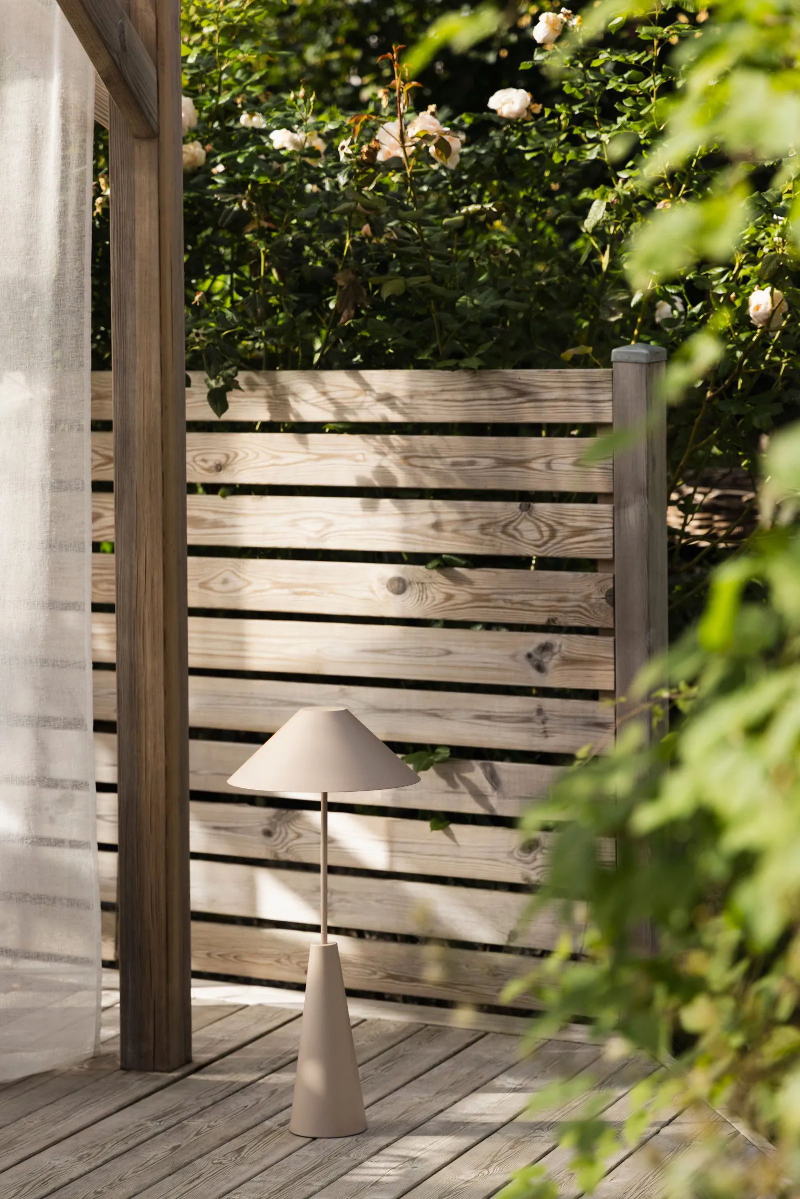 Podłogowa lampa przenośna Cannes, Mud Globen Lighting