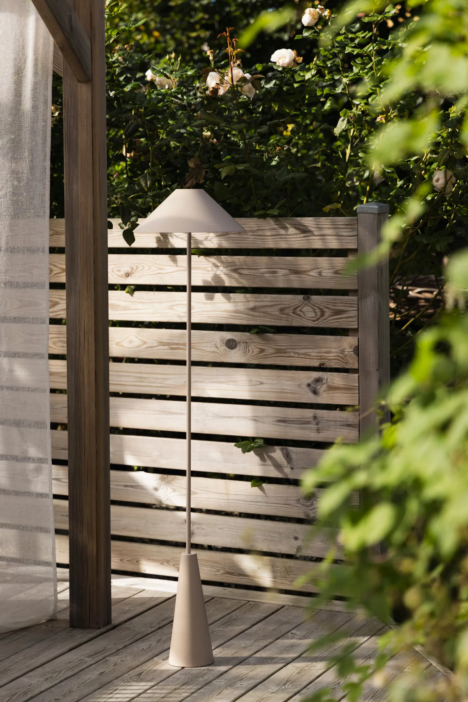 Podłogowa lampa przenośna Cannes, Mud Globen Lighting