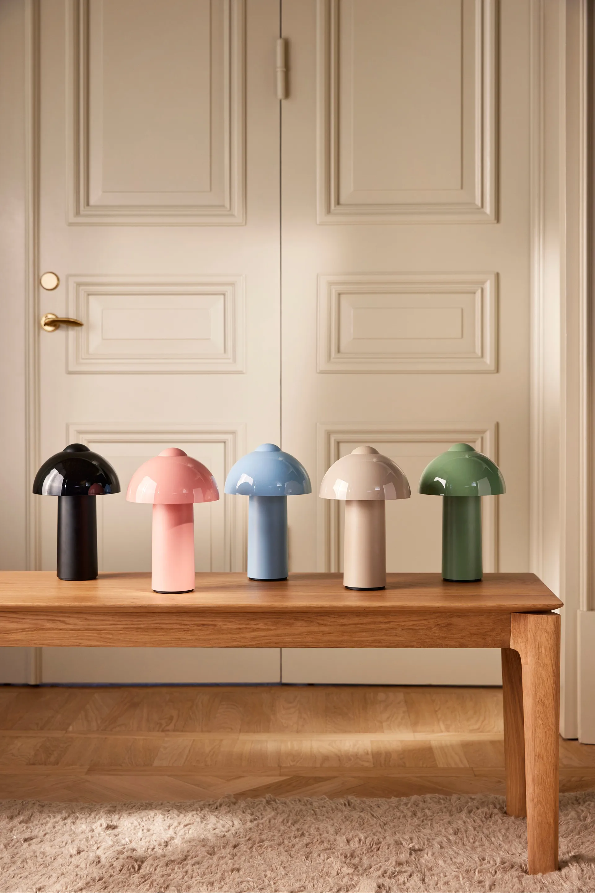 Przenośna lampa stołowa Buddy , Sand Globen Lighting