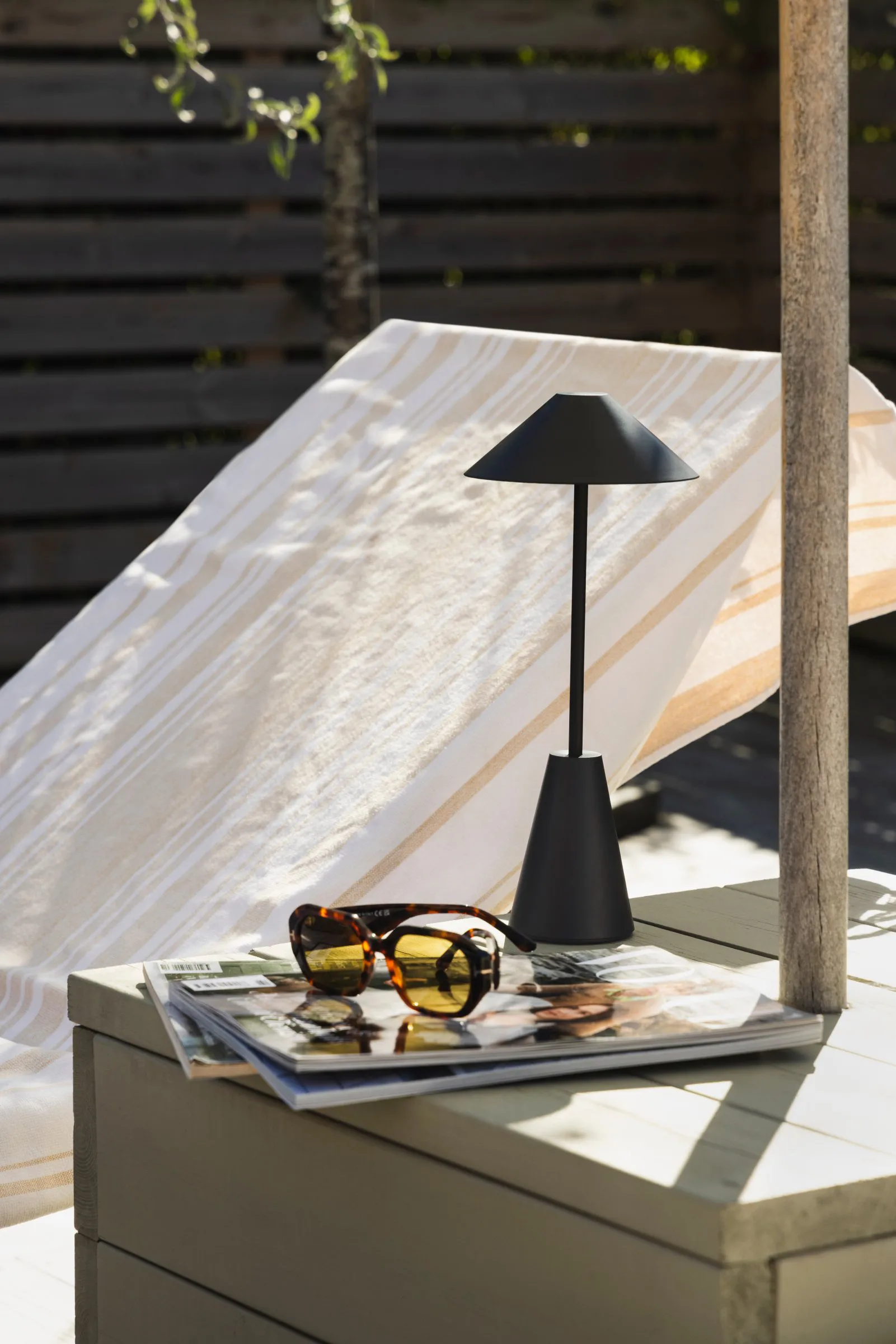 Przenośna lampa stołowa Cannes 32, Czarna Globen Lighting