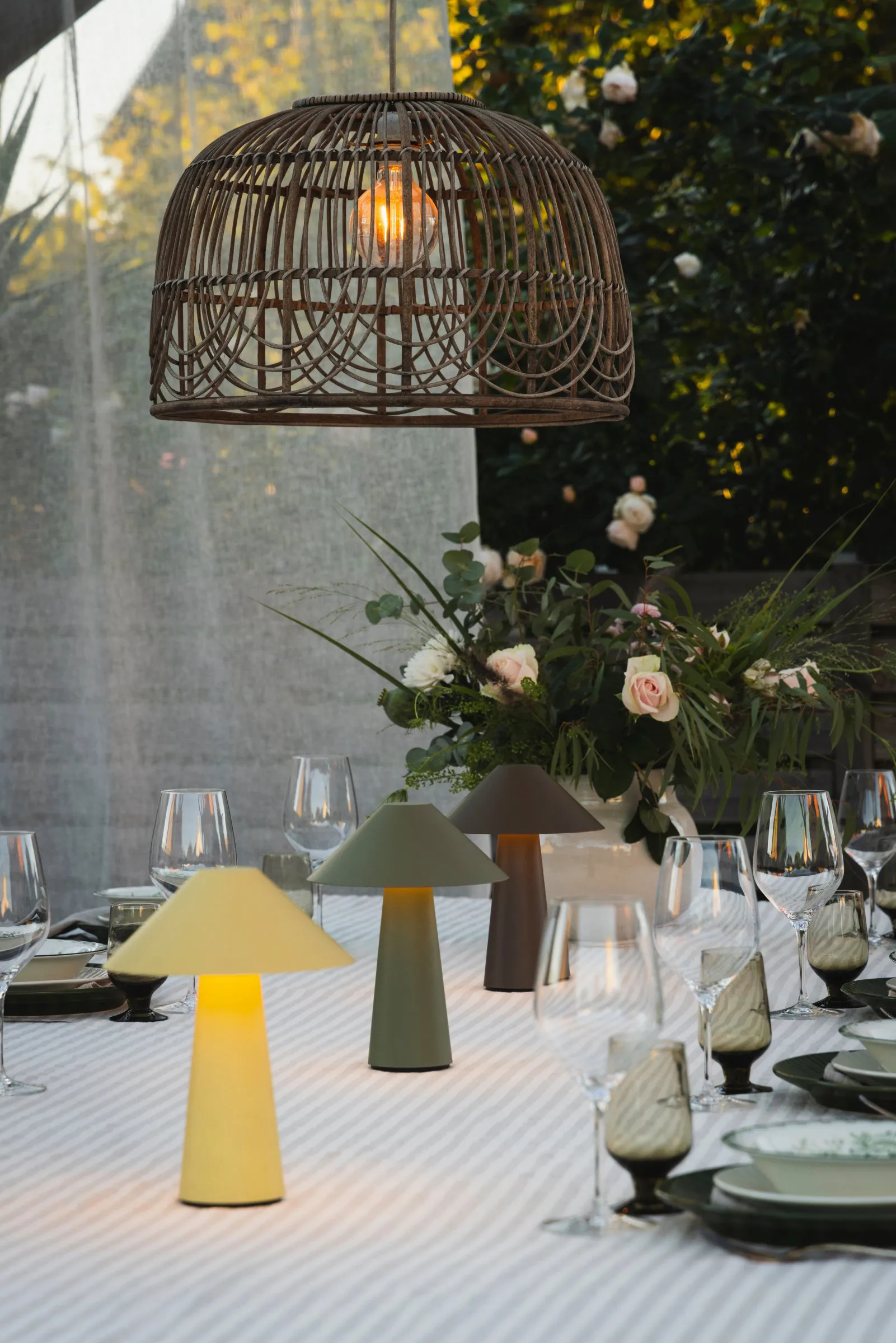 Przenośna lampa stołowa Cannes, Owsiany żółty Globen Lighting