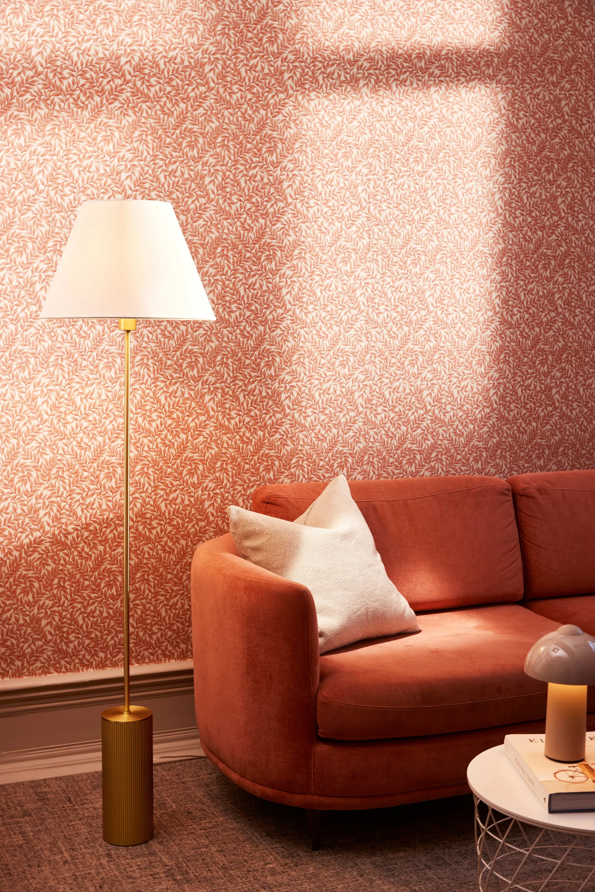 Stojak do lampy Rib podłogowy, Szczotkowany mosiądz Globen Lighting