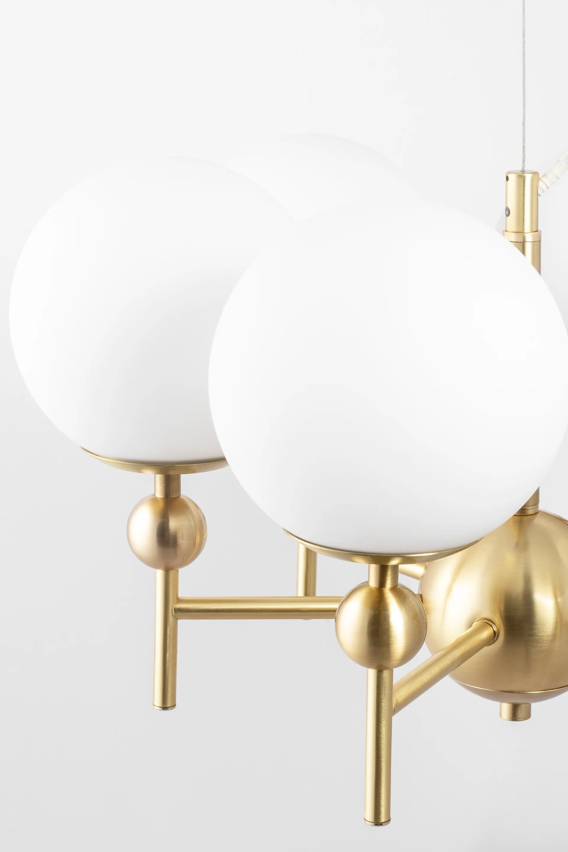 Wisząca lampa Astrid Ø50 cm, Szczotkowany mosiądz-biały Globen Lighting