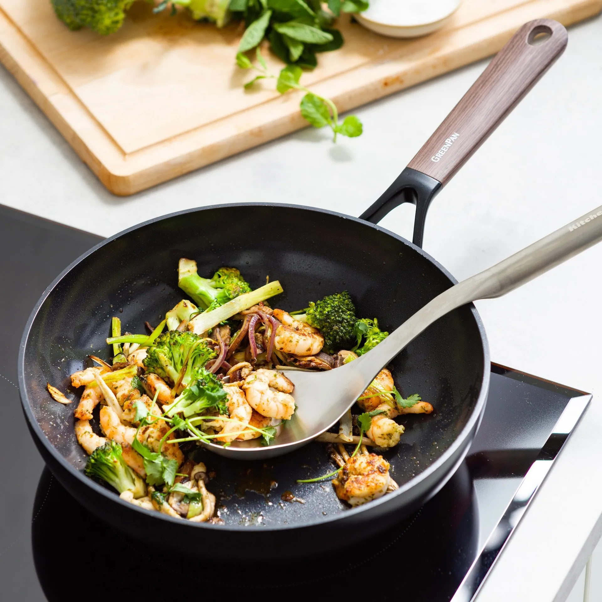 Patelnia wok Eco Smartshape 28 cm, Dark wood GreenPan