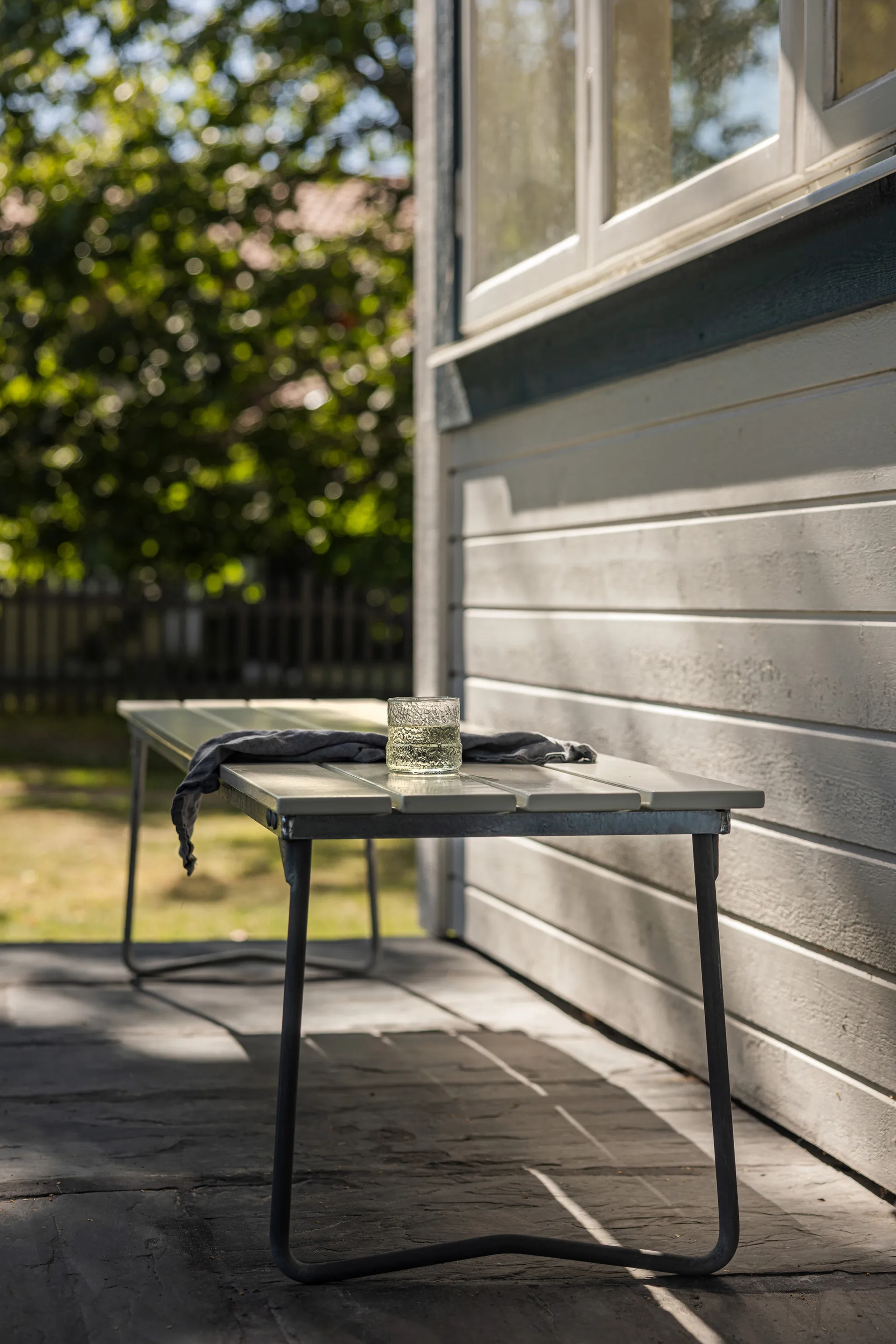 Ławka Bänk 8, Dąb lakierowany na biało - ocynkowany stelaż stalowy Grythyttan Stålmöbler