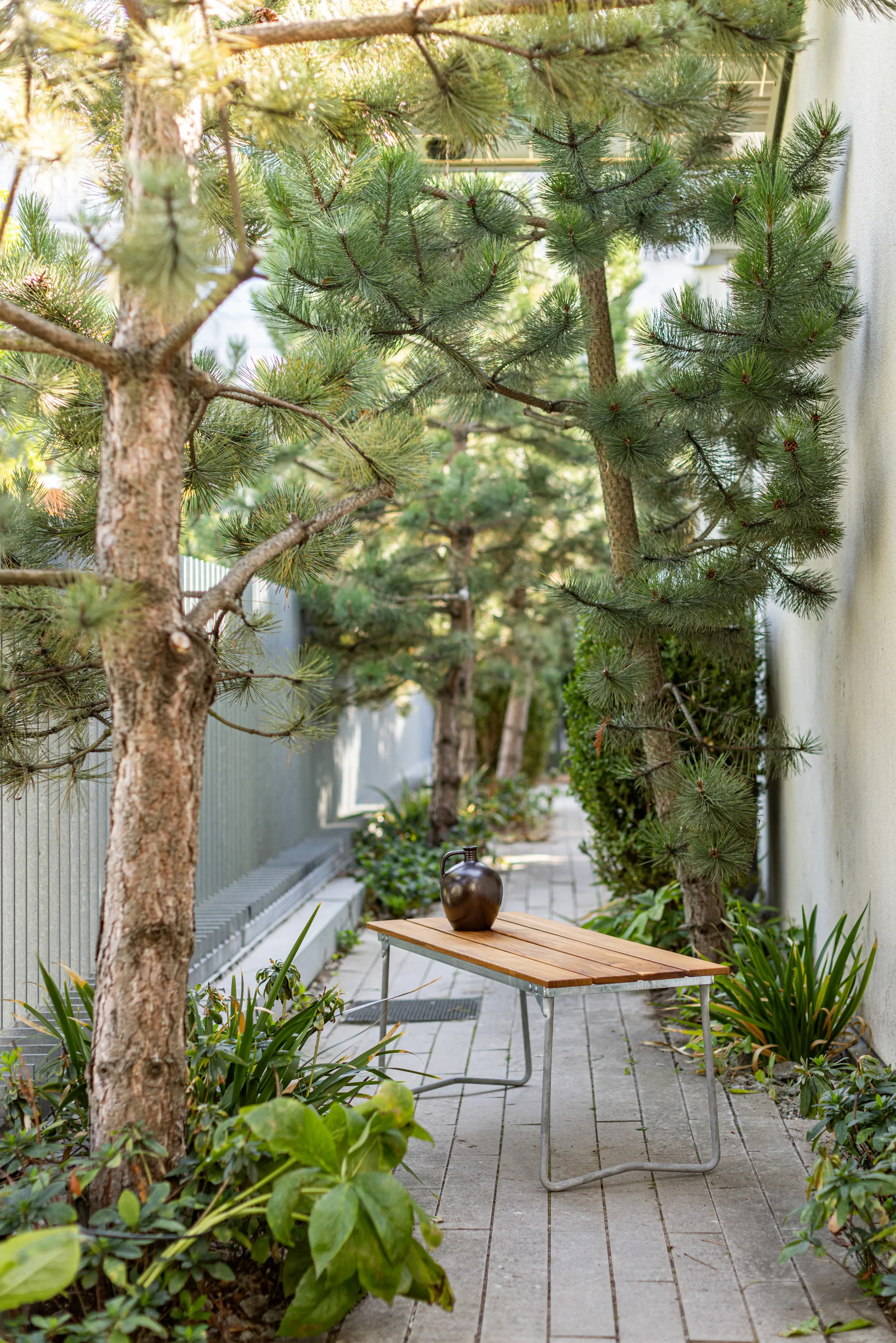 Ławka Bänk 8, Drewno tekowe - ocynkowany stelaż stalowy Grythyttan Stålmöbler