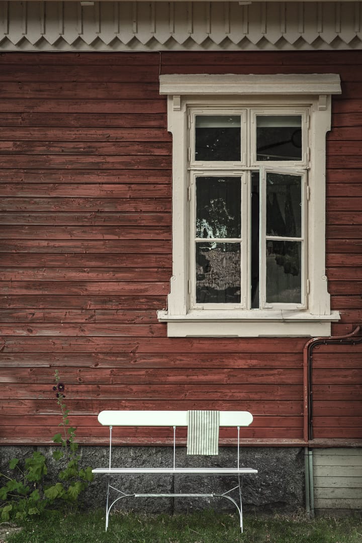 Ławka Bryggeri, Dąb lakierowany na biało - ocynkowany stelaż stalowy Grythyttan Stålmöbler