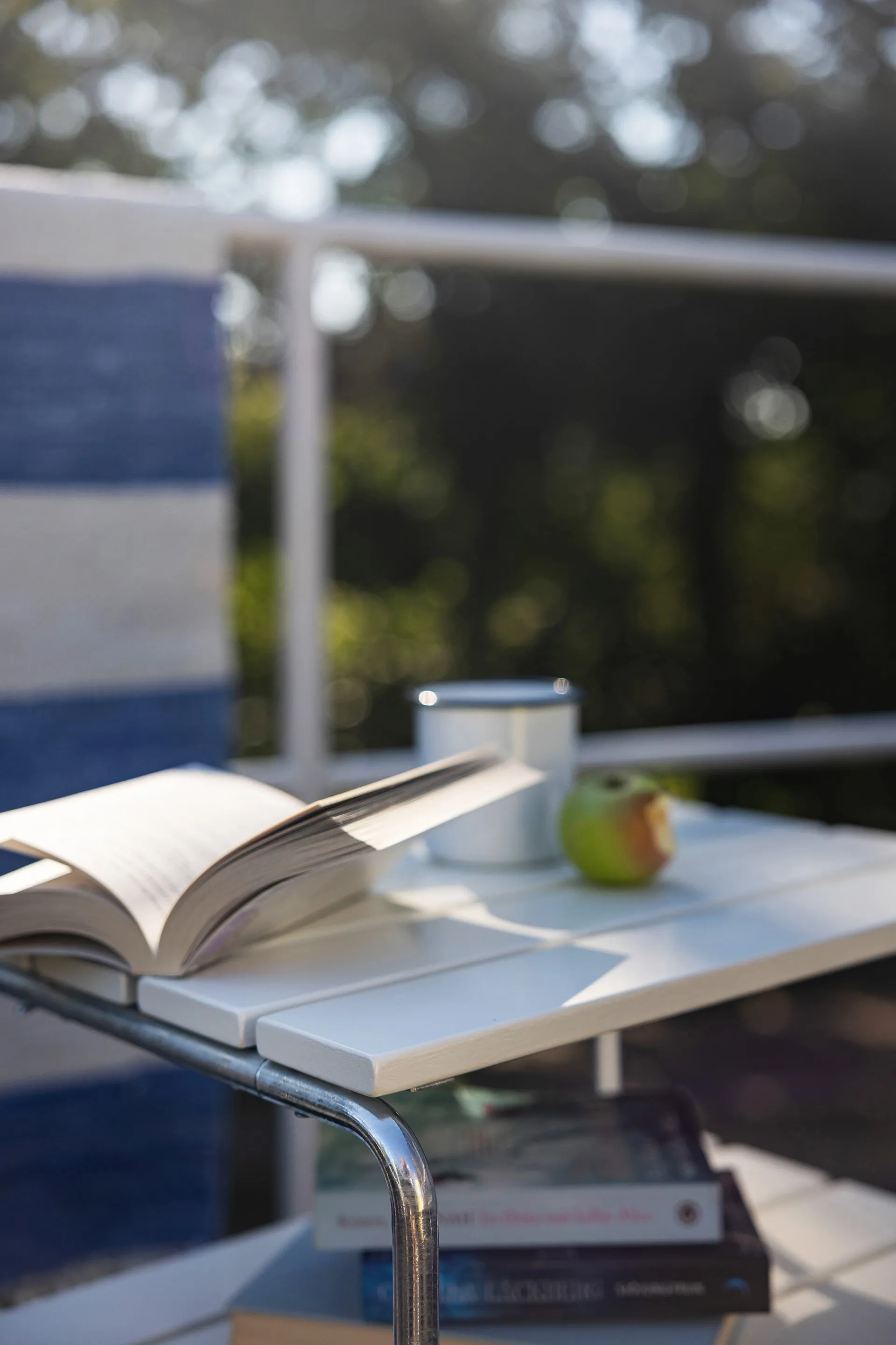 Boczny stolik Grythyttan, Dąb lakierowany na biało - ocynkowany stelaż stalowy Grythyttan Stålmöbler