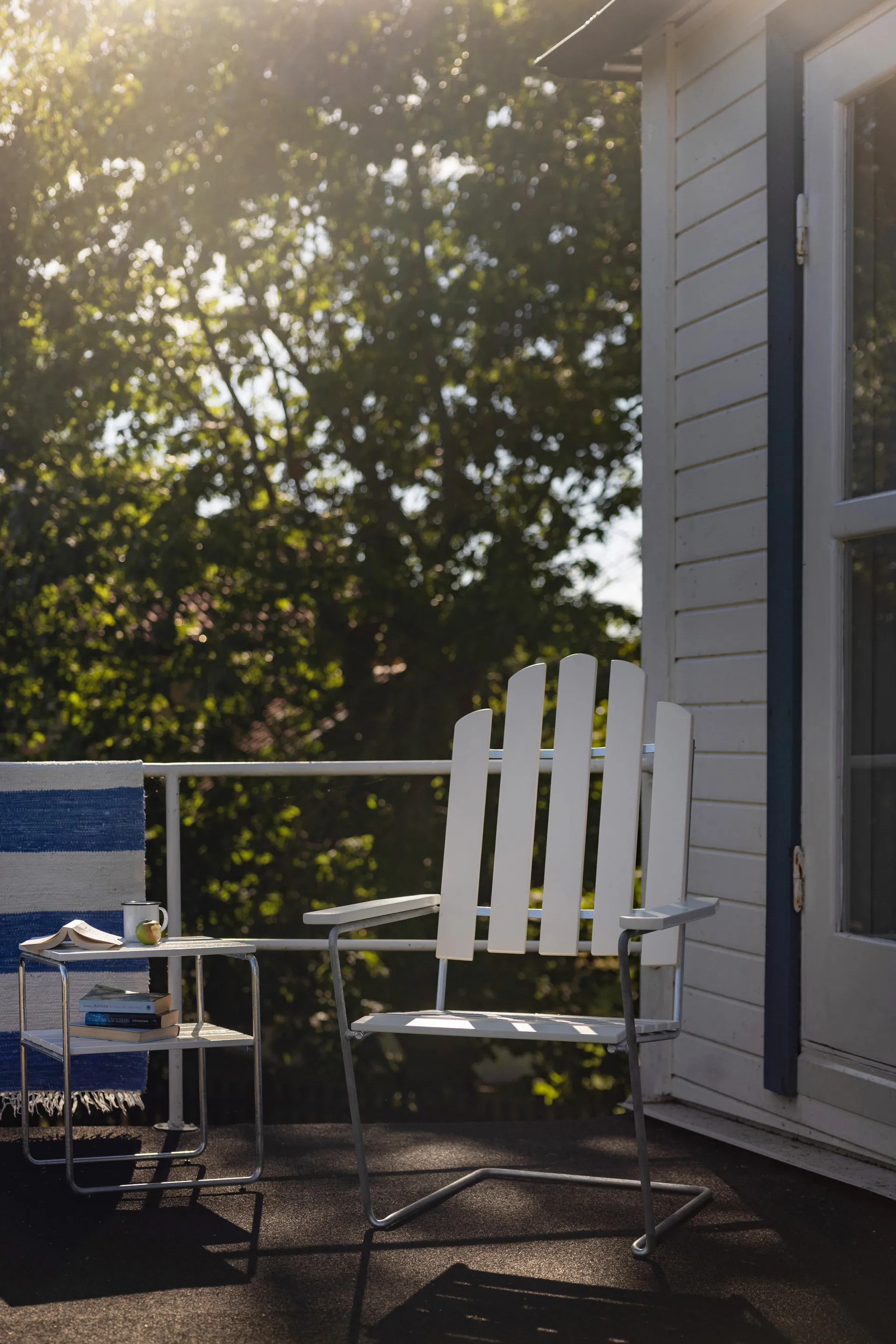 Boczny stolik Grythyttan, Dąb lakierowany na biało - ocynkowany stelaż stalowy Grythyttan Stålmöbler