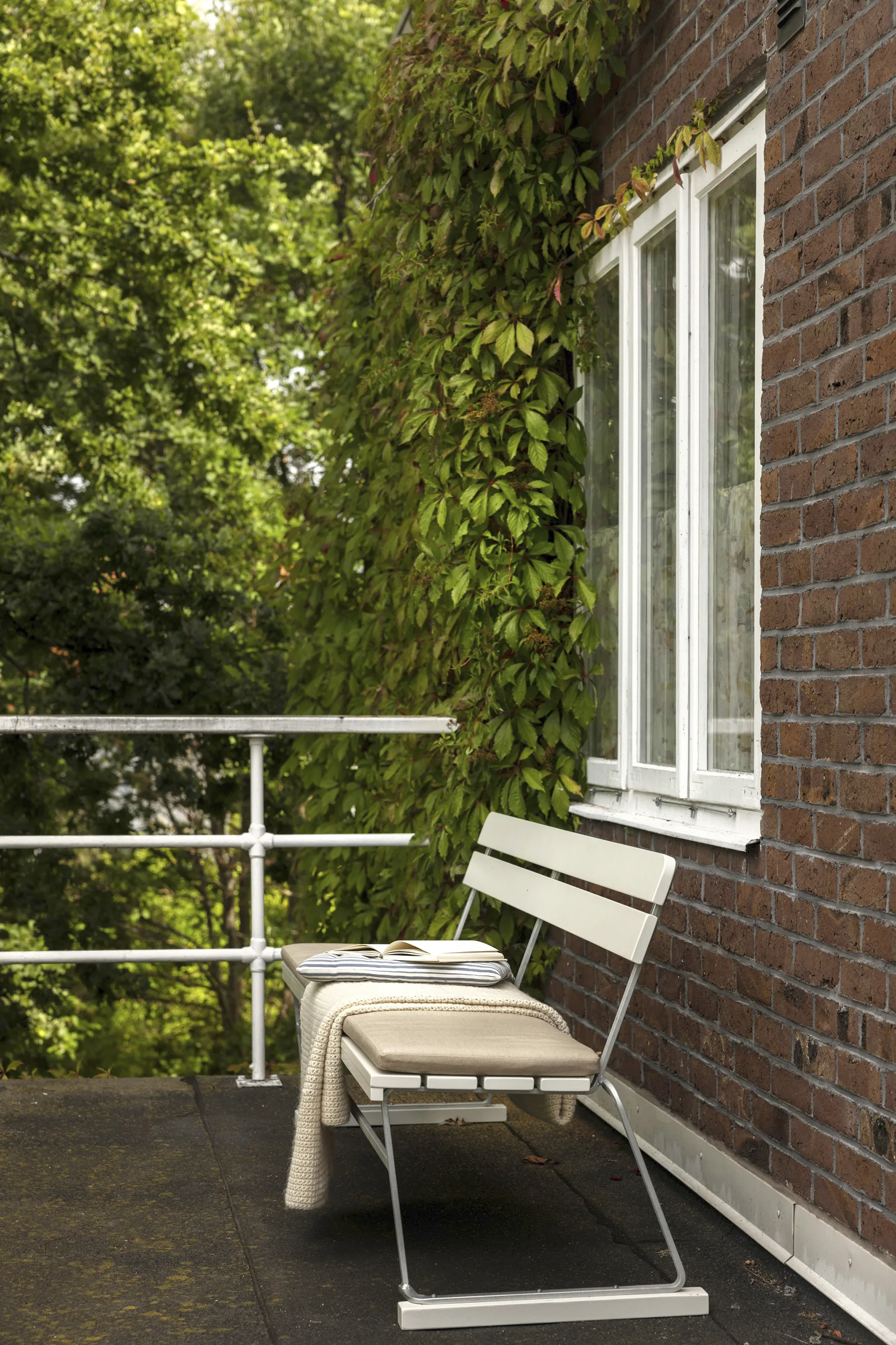 Sofa 5, Dąb lakierowany na biało - ocynkowany stelaż stalowy Grythyttan Stålmöbler