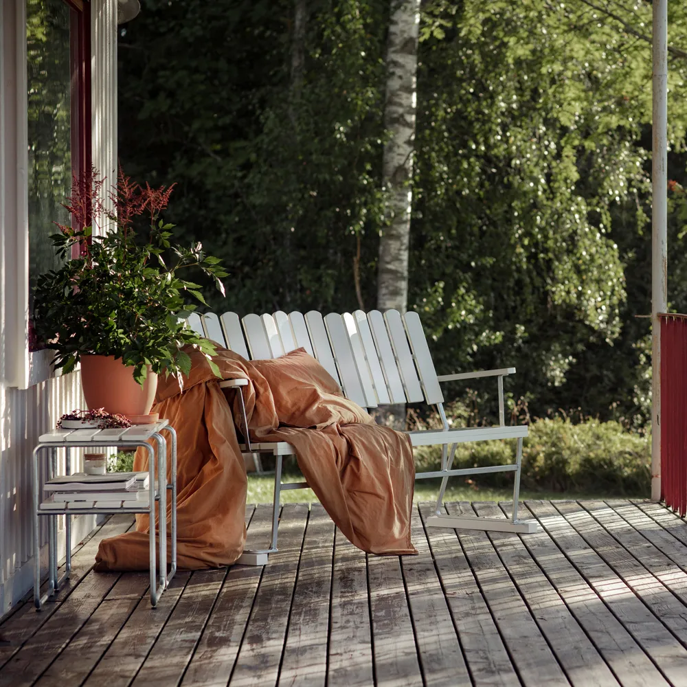 Sofa 6, Dąb lakierowany na biało - ocynkowany stelaż stalowy Grythyttan Stålmöbler