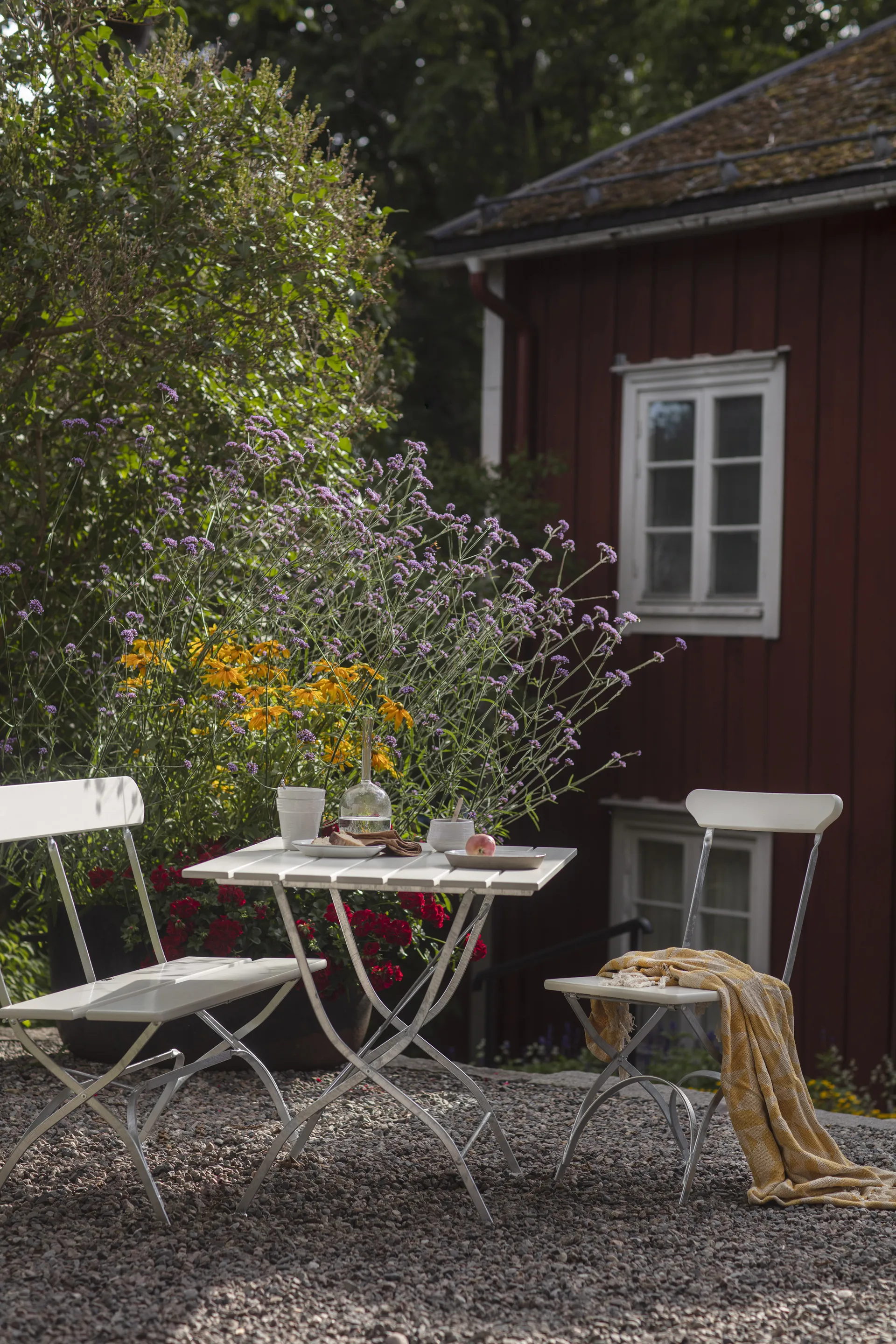 Stolik Bryggeri, Dąb lakierowany na biało - ocynkowany stelaż stalowy Grythyttan Stålmöbler