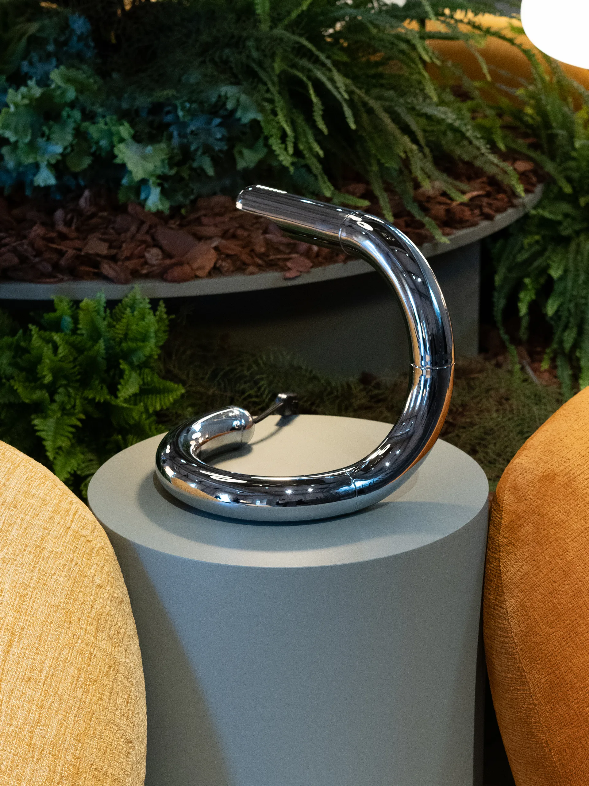 Aspide lampa stołowa, Chrome GUBI