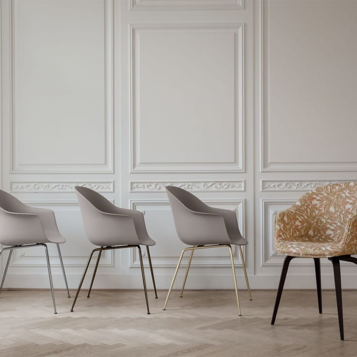 Bat krzesło - alabaster white, czarny stalowy stojak  - GUBI