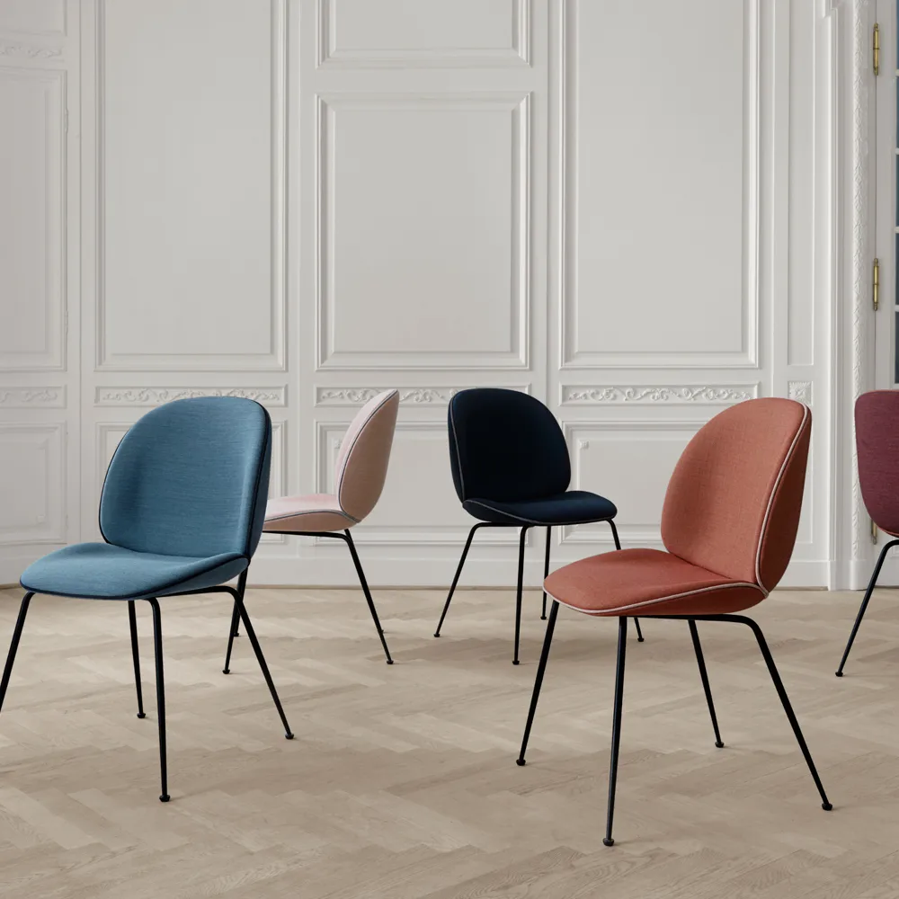 Beetle dining chair fully upholstered conic base, tkanina velluto cotone 970 ciemnoniebiesko-czarny stalowy stojak GUBI