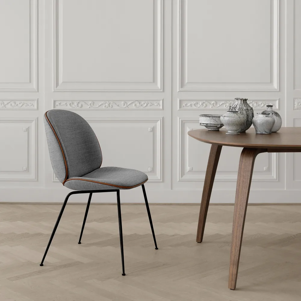 Beetle dining chair fully upholstered conic base, tkanina velluto cotone 970 ciemnoniebiesko-czarny stalowy stojak GUBI