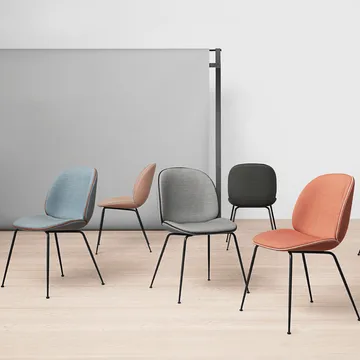 Beetle dining chair fully upholstered conic base - tkanina velluto cotone 970 ciemnoniebiesko-czarny stalowy stojak - GUBI