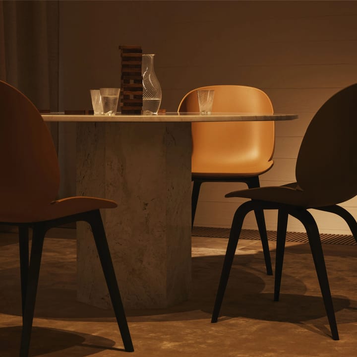 Beetle Plastic krzesło, amber brown, czarne nogi GUBI