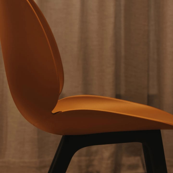 Beetle Plastic krzesło - amber brown, czarne nogi - GUBI