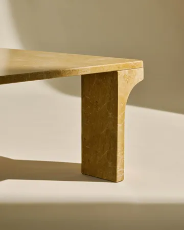 Doric stolik kawowy - Honey Amber marmur, 80x80 cm - GUBI