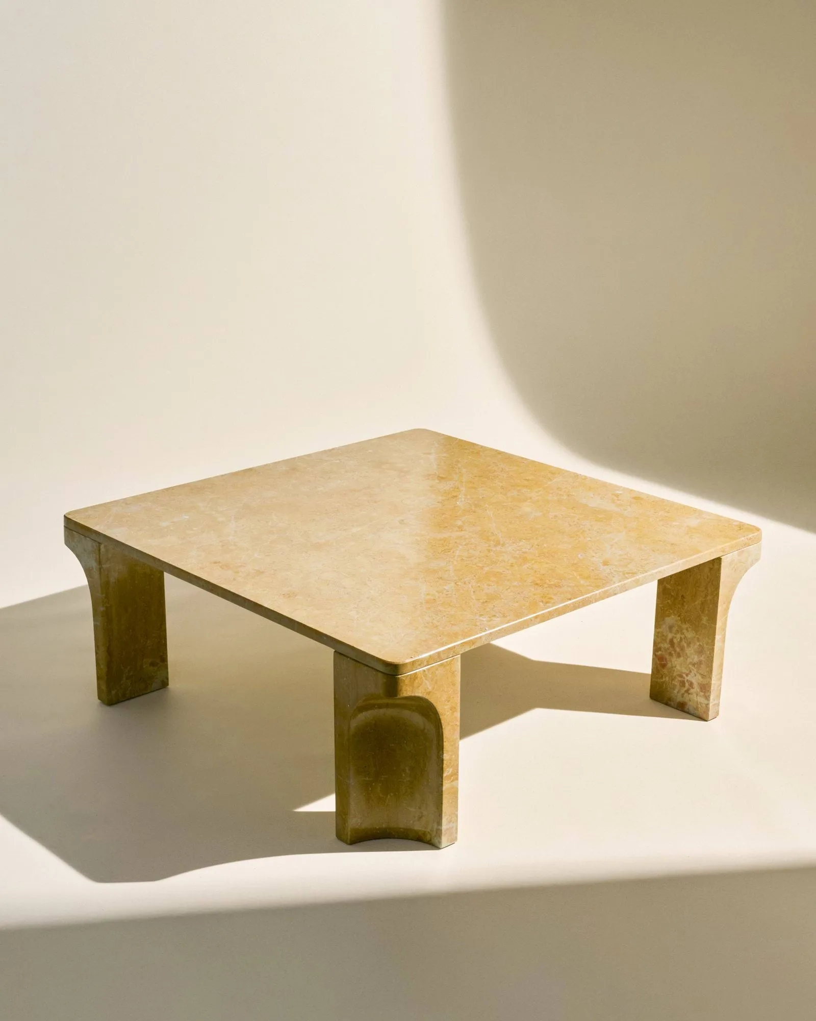 Doric stolik kawowy, Honey Amber marmur, 80x80 cm GUBI