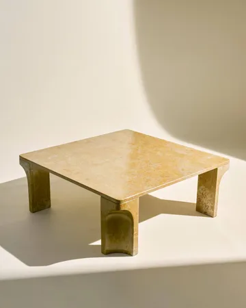 Doric stolik kawowy - Honey Amber marmur, 80x80 cm - GUBI