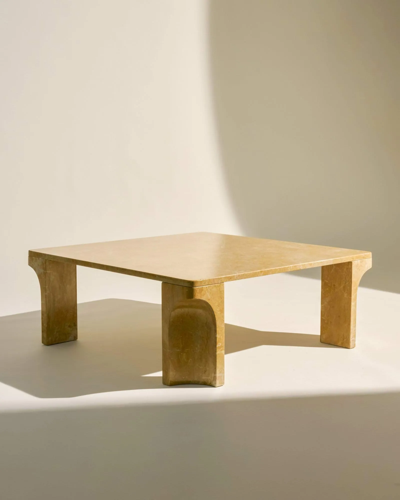 Doric stolik kawowy, Honey Amber marmur, 80x80 cm GUBI